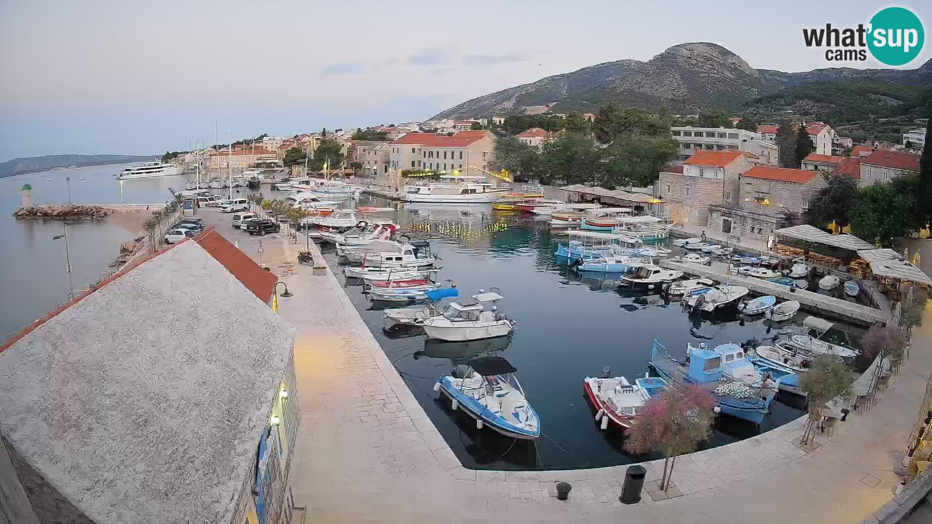 Spletna kamera Bol pristanišče – Pogled v živo na Rivo in marino