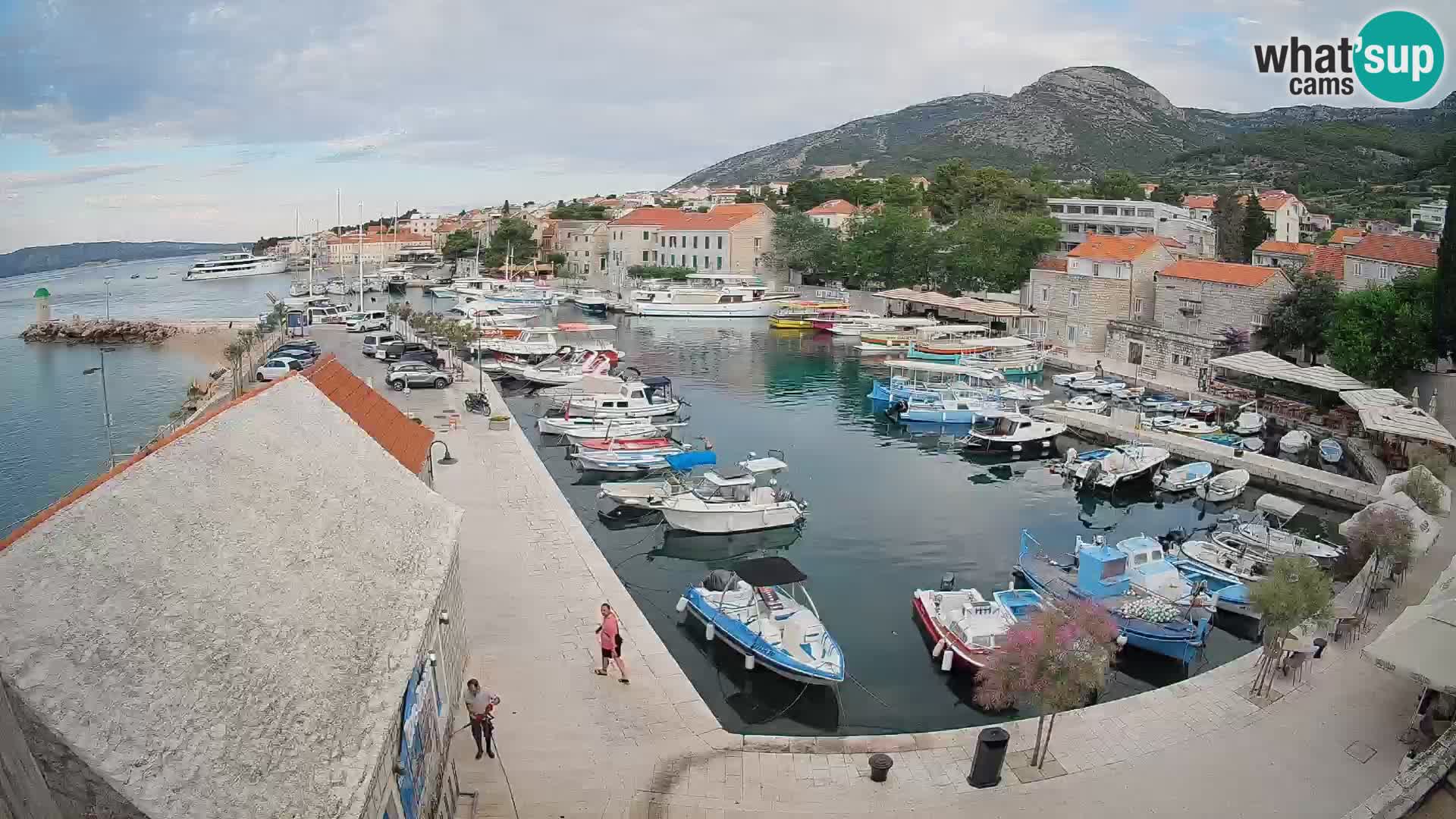 Spletna kamera Bol pristanišče – Pogled v živo na Rivo in marino