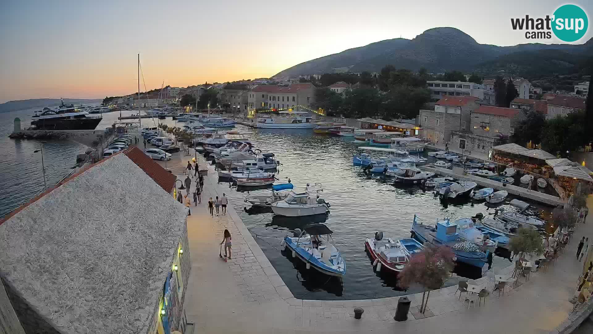 Web kamera Bol Riva – Pogled uživo na luku i marinu