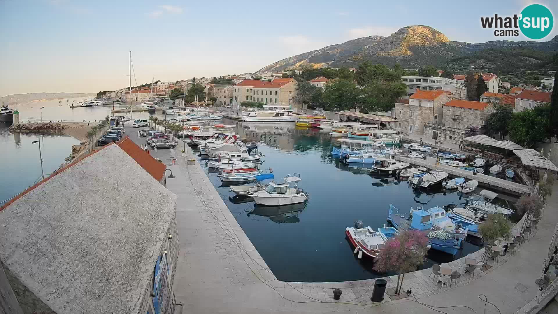 Spletna kamera Bol pristanišče – Pogled v živo na Rivo in marino