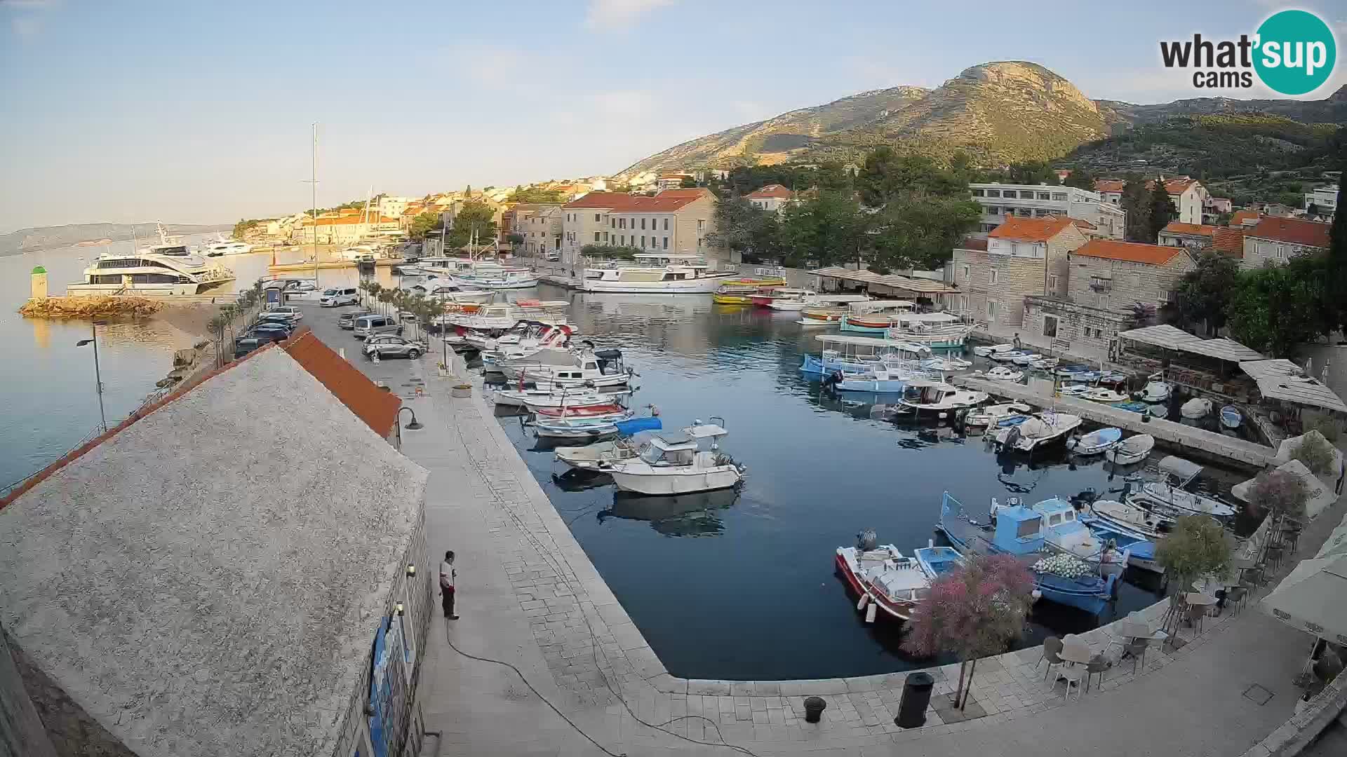 Web kamera Bol Riva – Pogled uživo na luku i marinu