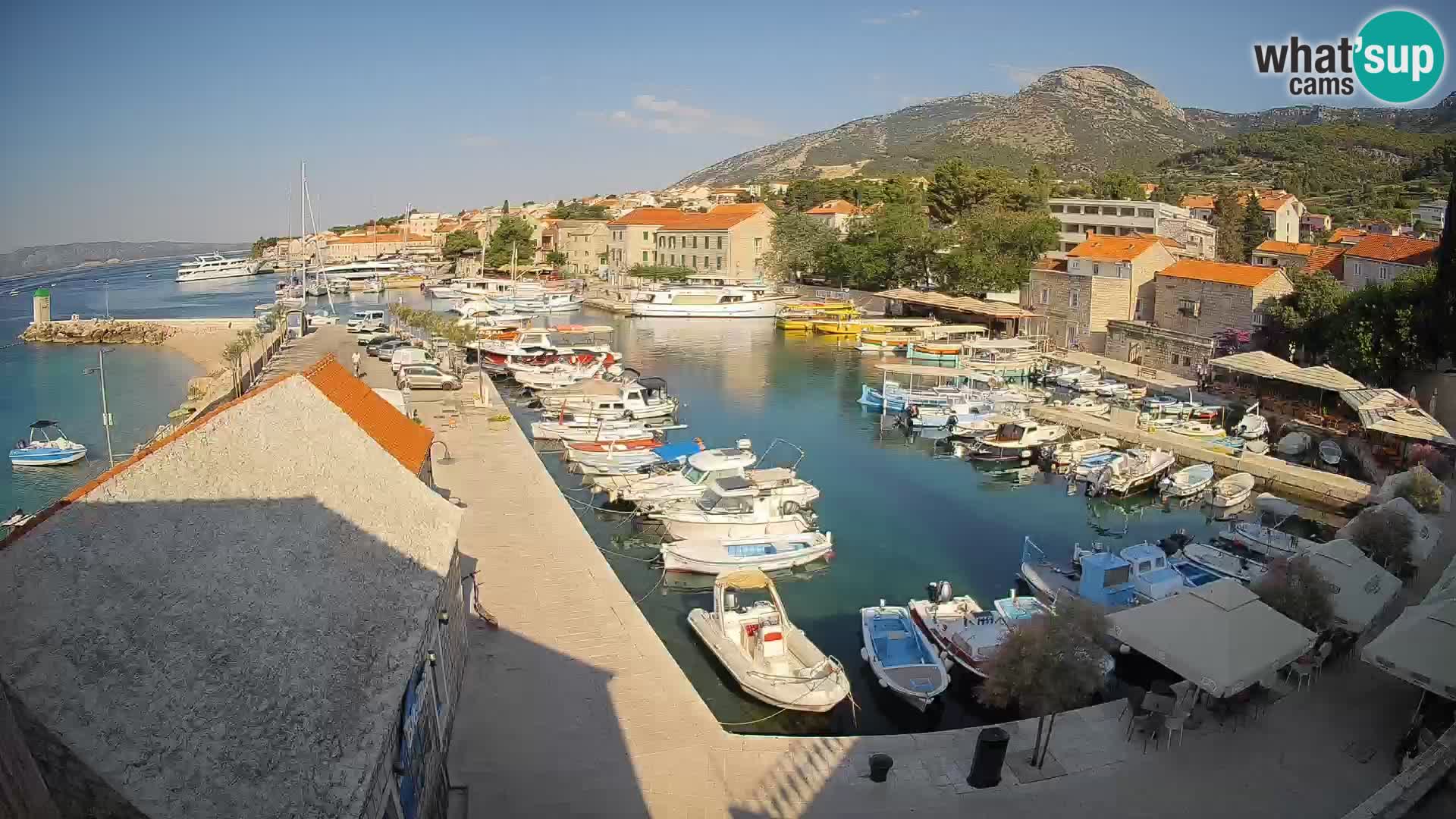 Web kamera Bol Riva – Pogled uživo na luku i marinu