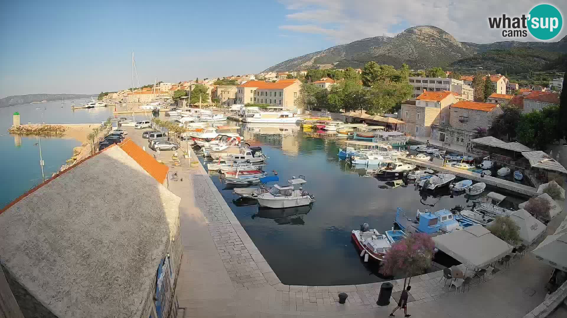 Spletna kamera Bol pristanišče – Pogled v živo na Rivo in marino