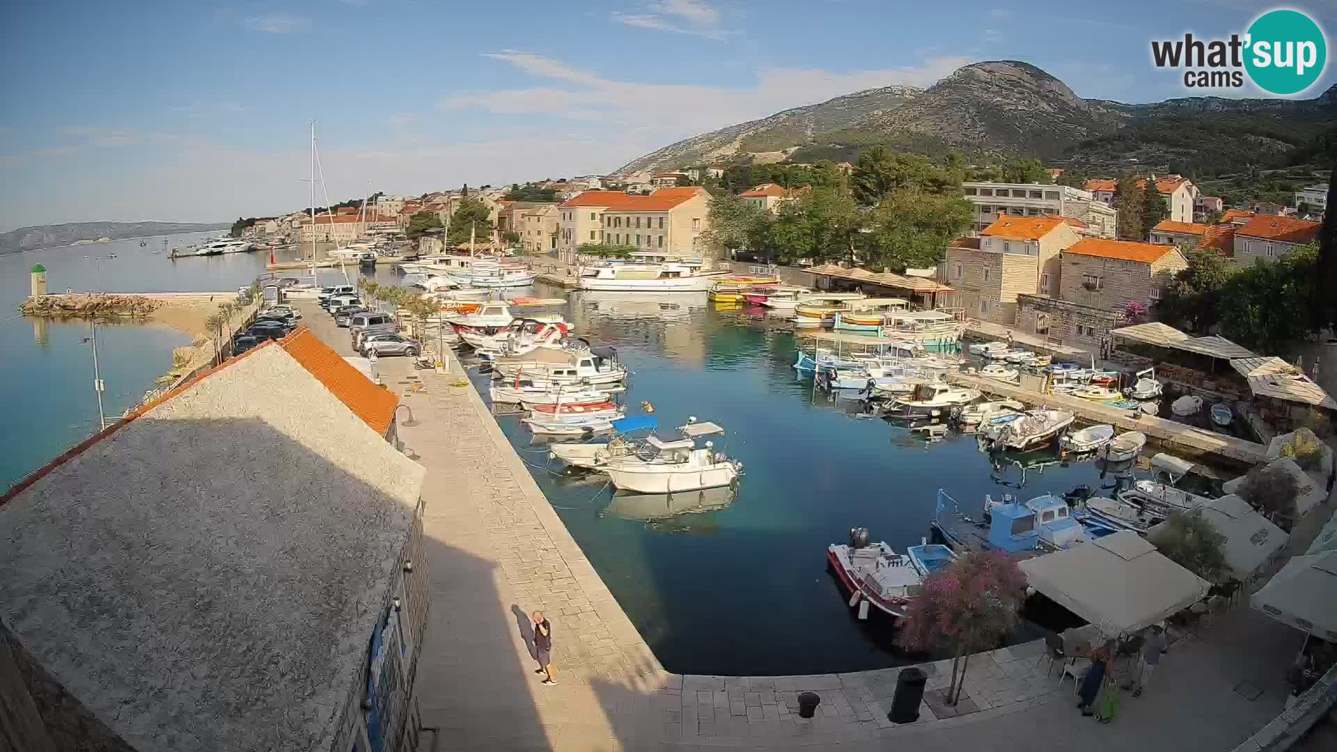 Spletna kamera Bol pristanišče – Pogled v živo na Rivo in marino