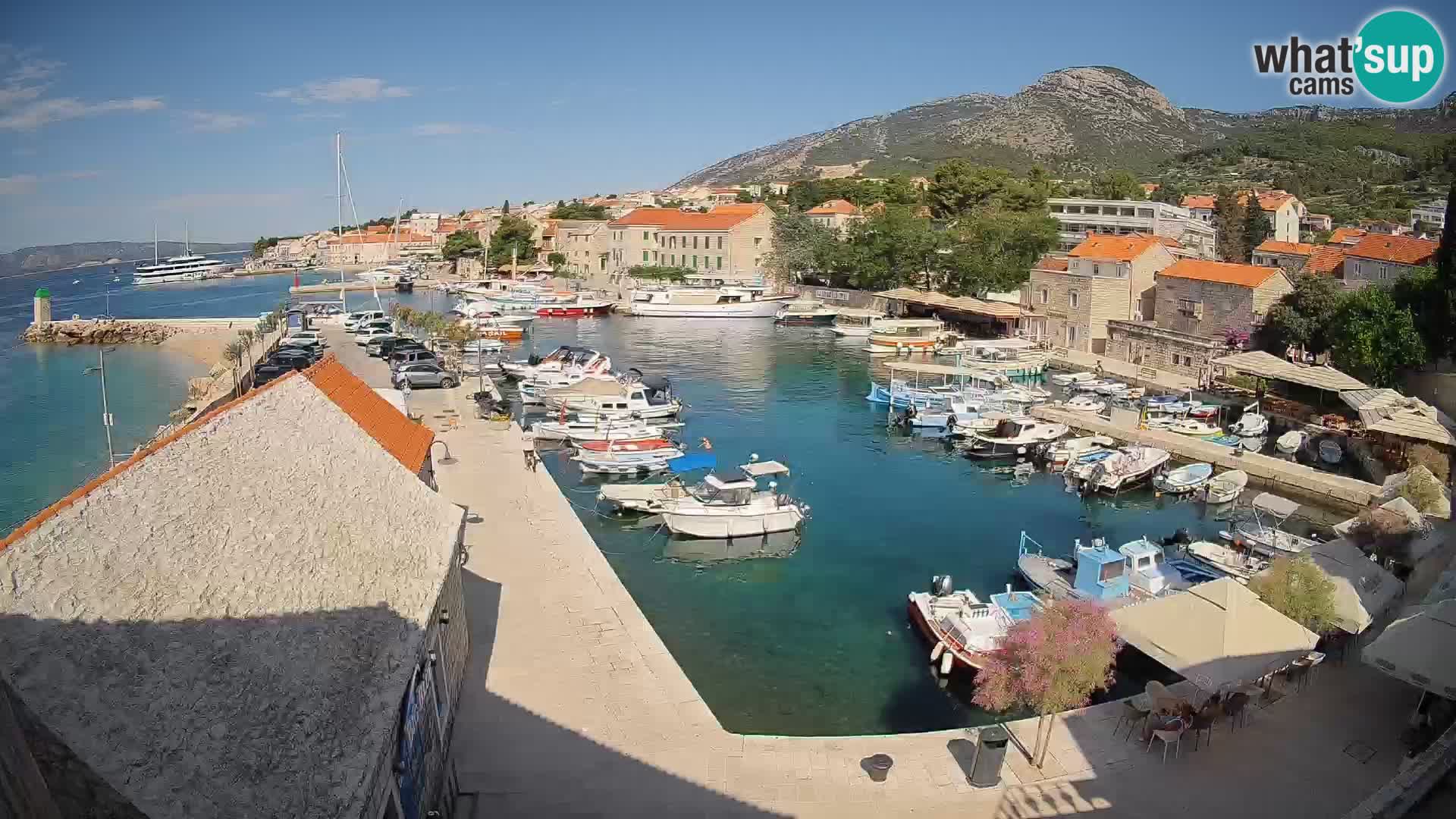Spletna kamera Bol pristanišče – Pogled v živo na Rivo in marino