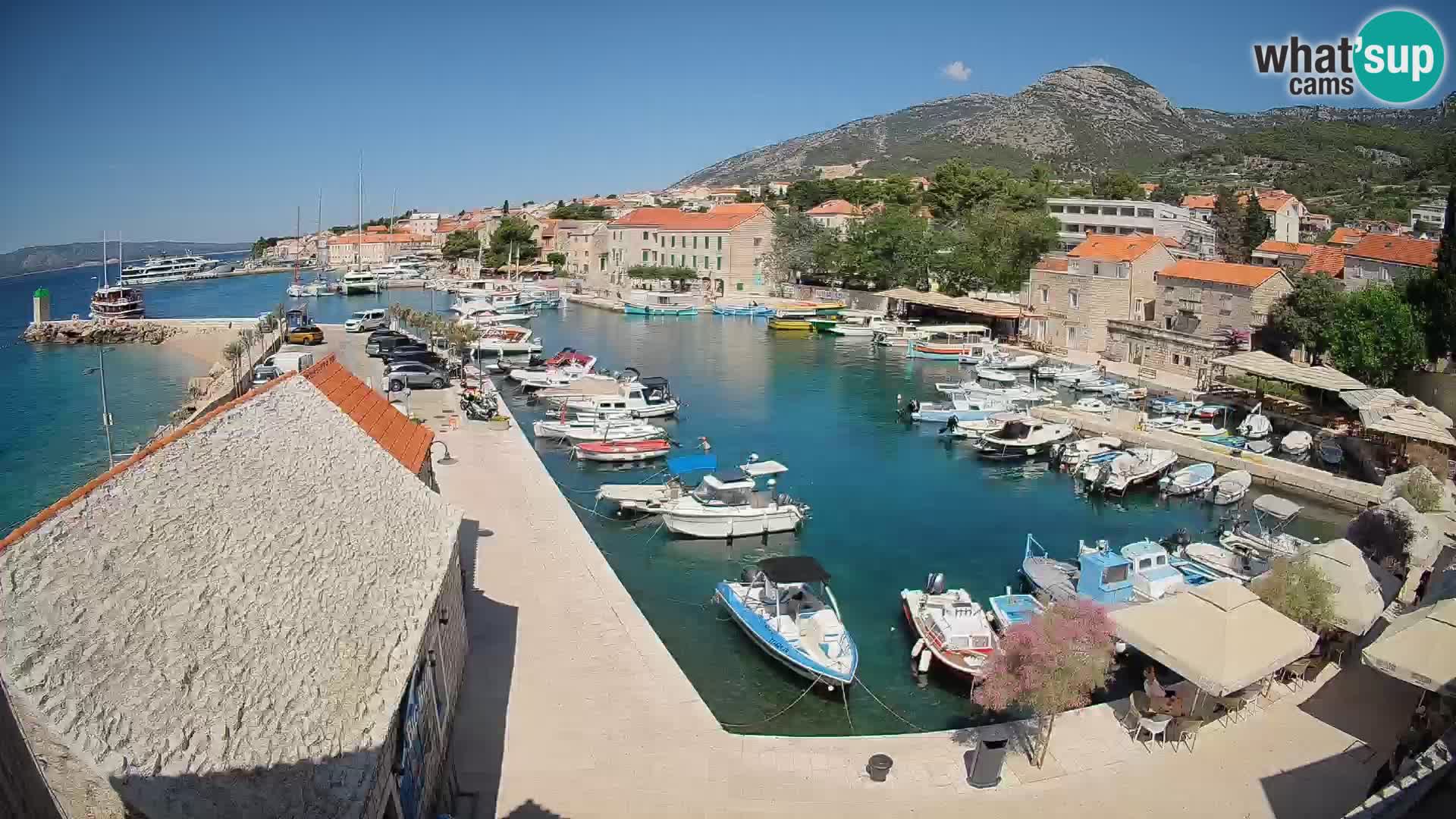 Web kamera Bol Riva – Pogled uživo na luku i marinu