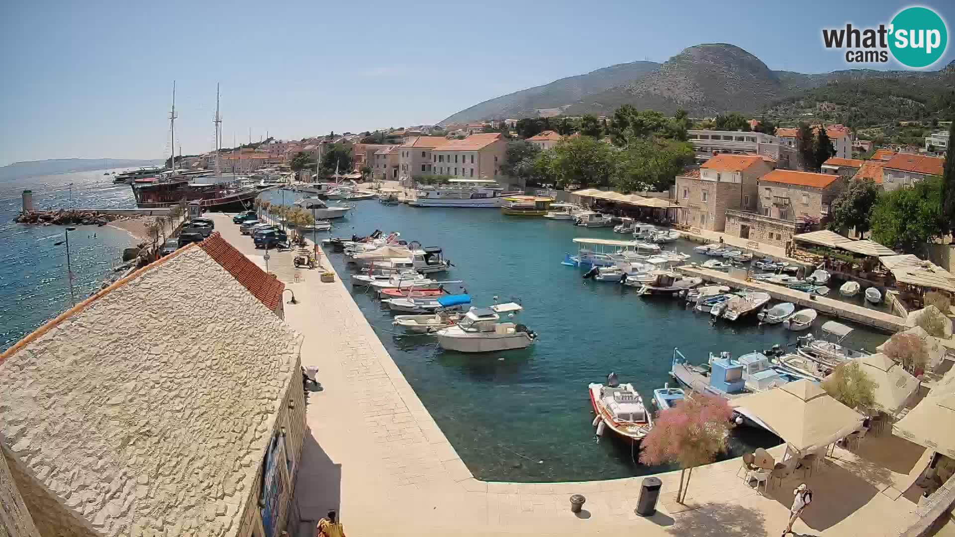 Web kamera Bol Riva – Pogled uživo na luku i marinu