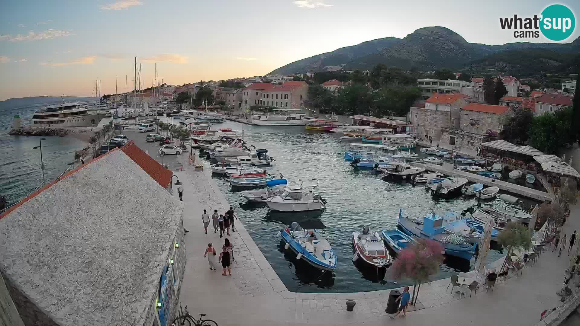 Spletna kamera Bol pristanišče – Pogled v živo na Rivo in marino