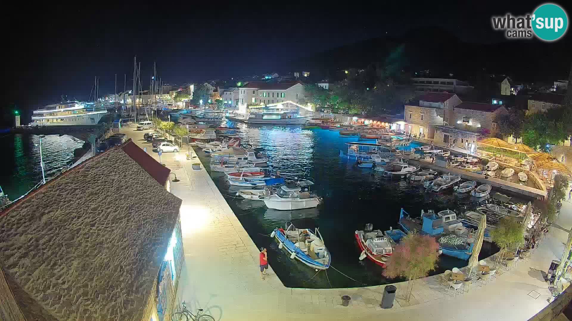 Spletna kamera Bol pristanišče – Pogled v živo na Rivo in marino