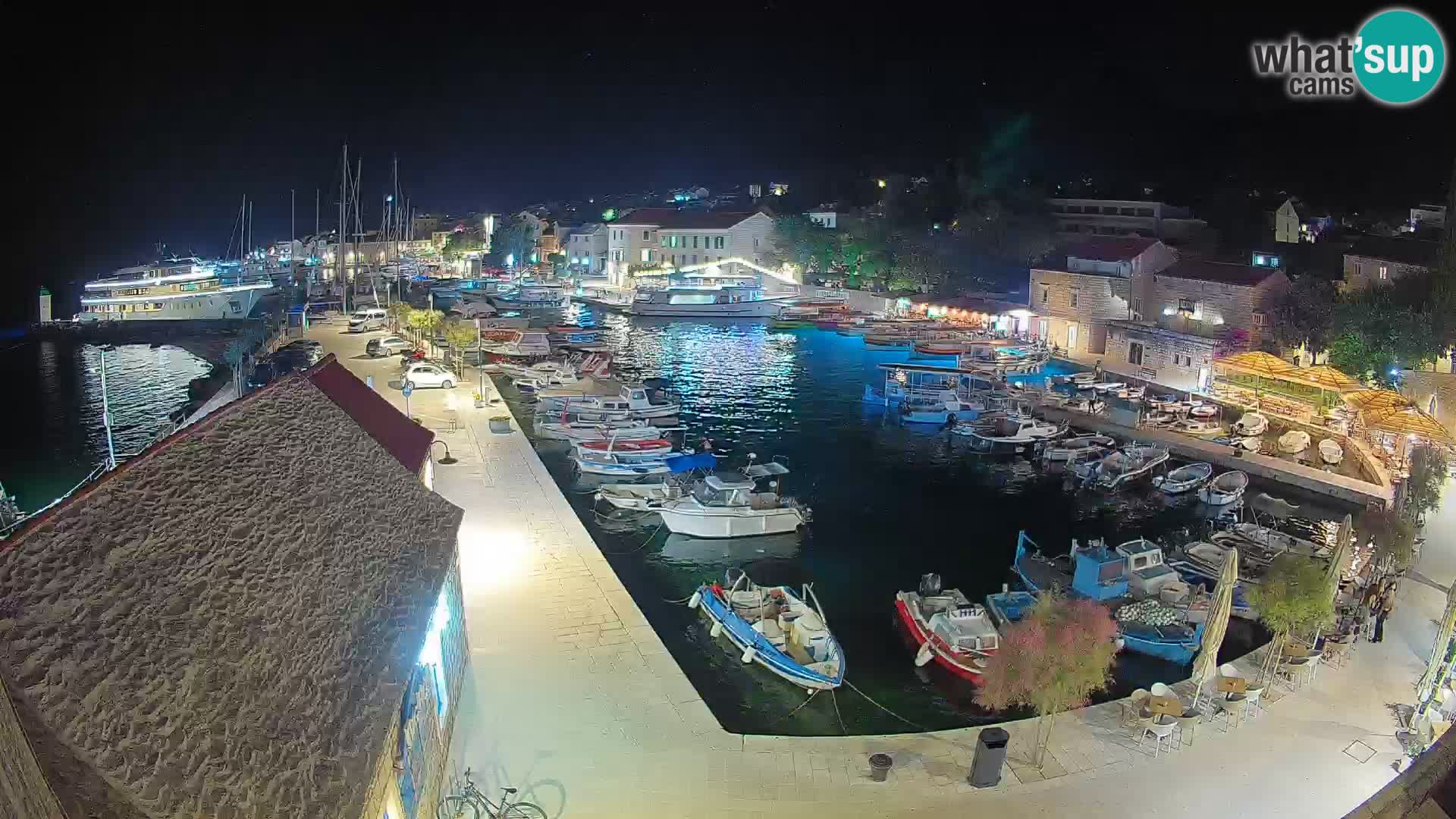 Spletna kamera Bol pristanišče – Pogled v živo na Rivo in marino