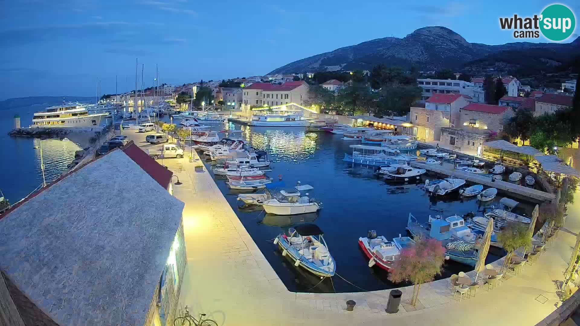 Web kamera Bol Riva – Pogled uživo na luku i marinu