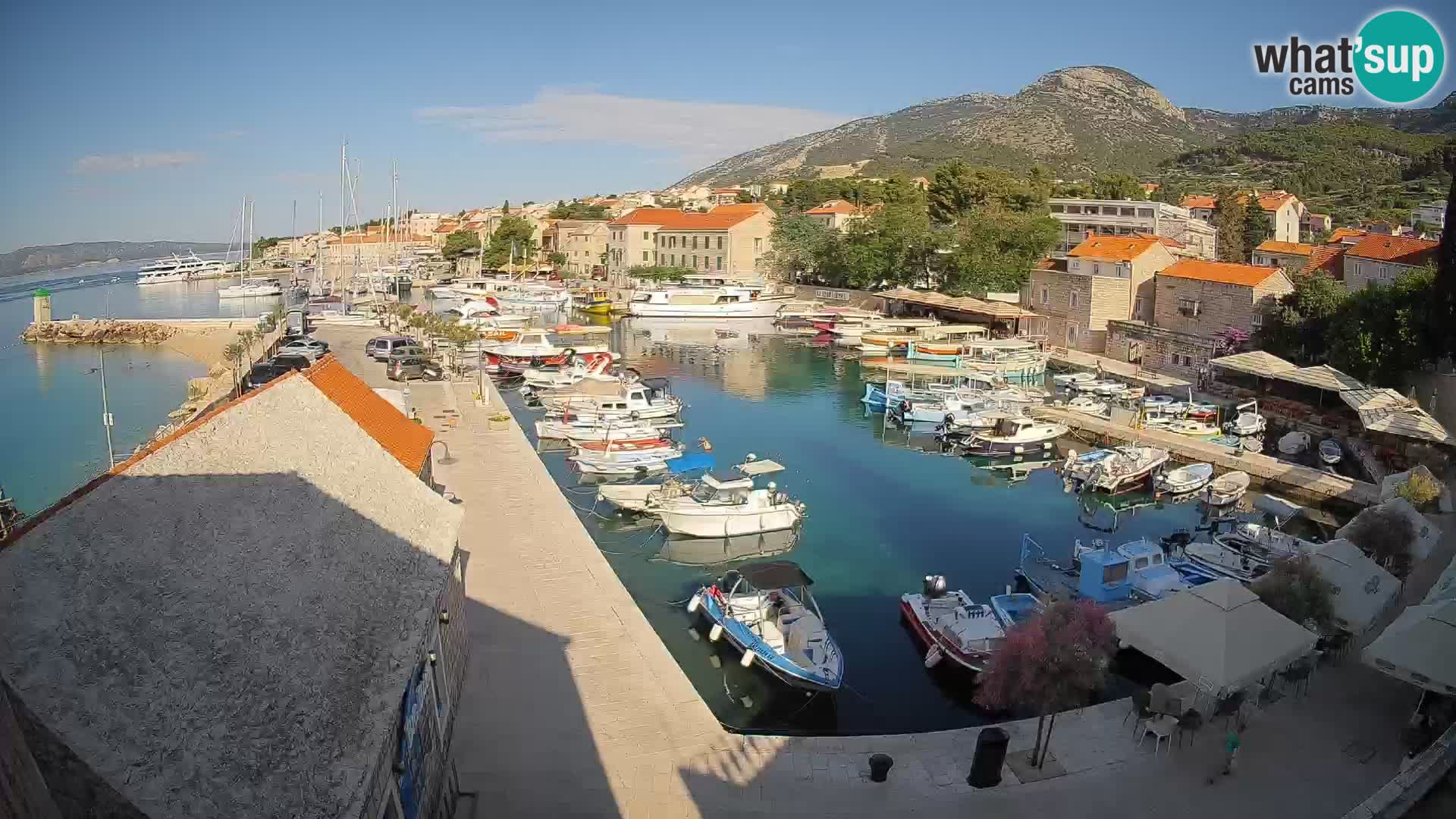 Spletna kamera Bol pristanišče – Pogled v živo na Rivo in marino