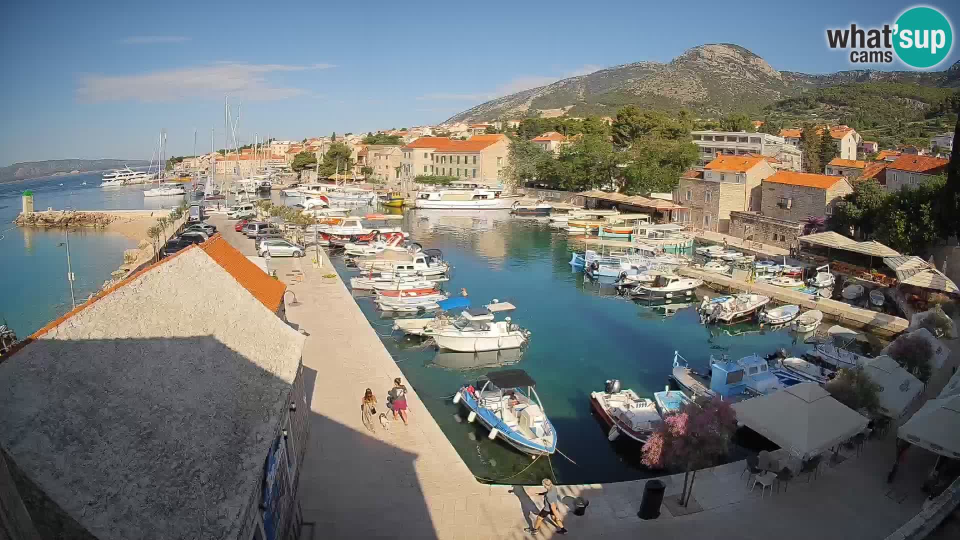 Web kamera Bol Riva – Pogled uživo na luku i marinu