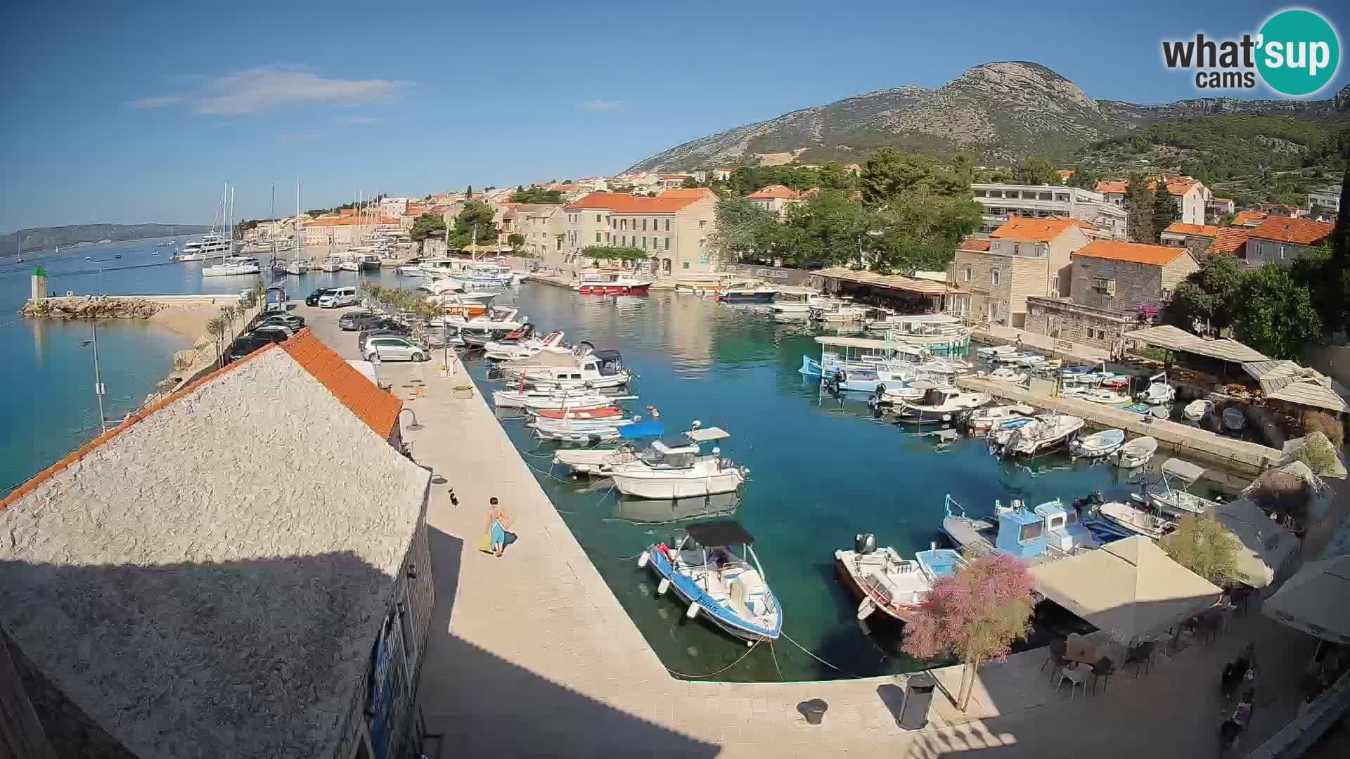Spletna kamera Bol pristanišče – Pogled v živo na Rivo in marino