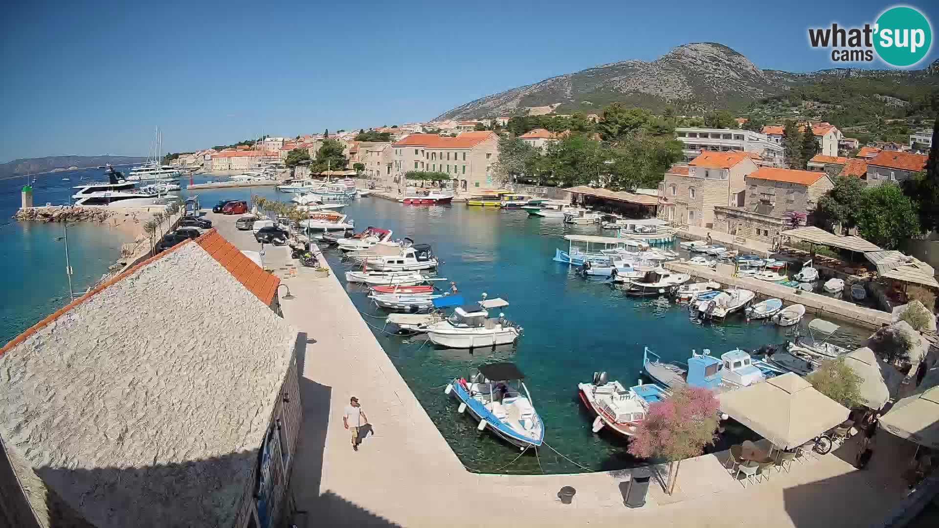 Spletna kamera Bol pristanišče – Pogled v živo na Rivo in marino