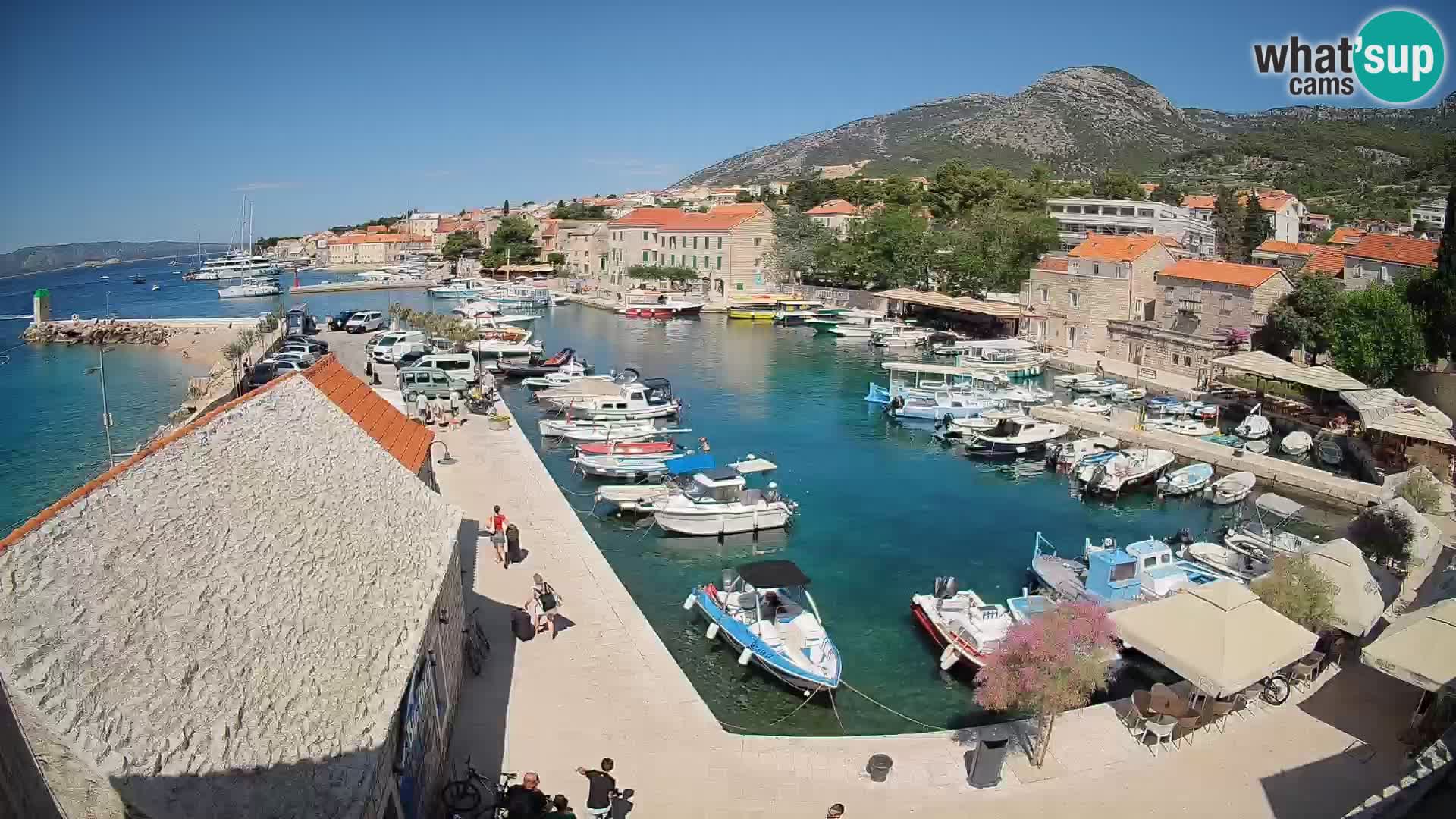 Spletna kamera Bol pristanišče – Pogled v živo na Rivo in marino