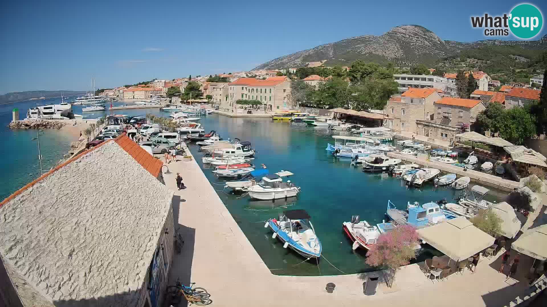Spletna kamera Bol pristanišče – Pogled v živo na Rivo in marino