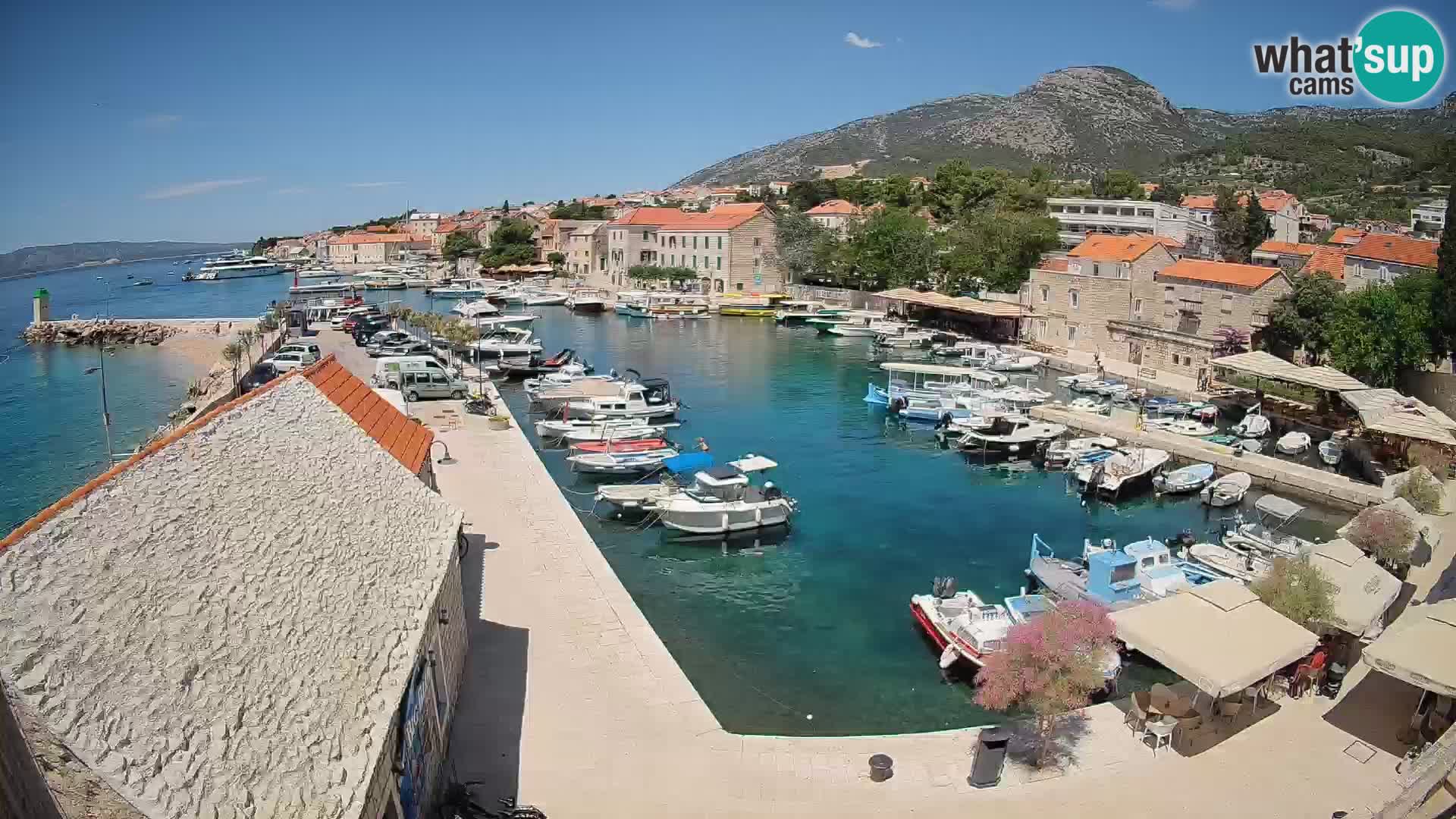 Spletna kamera Bol pristanišče – Pogled v živo na Rivo in marino