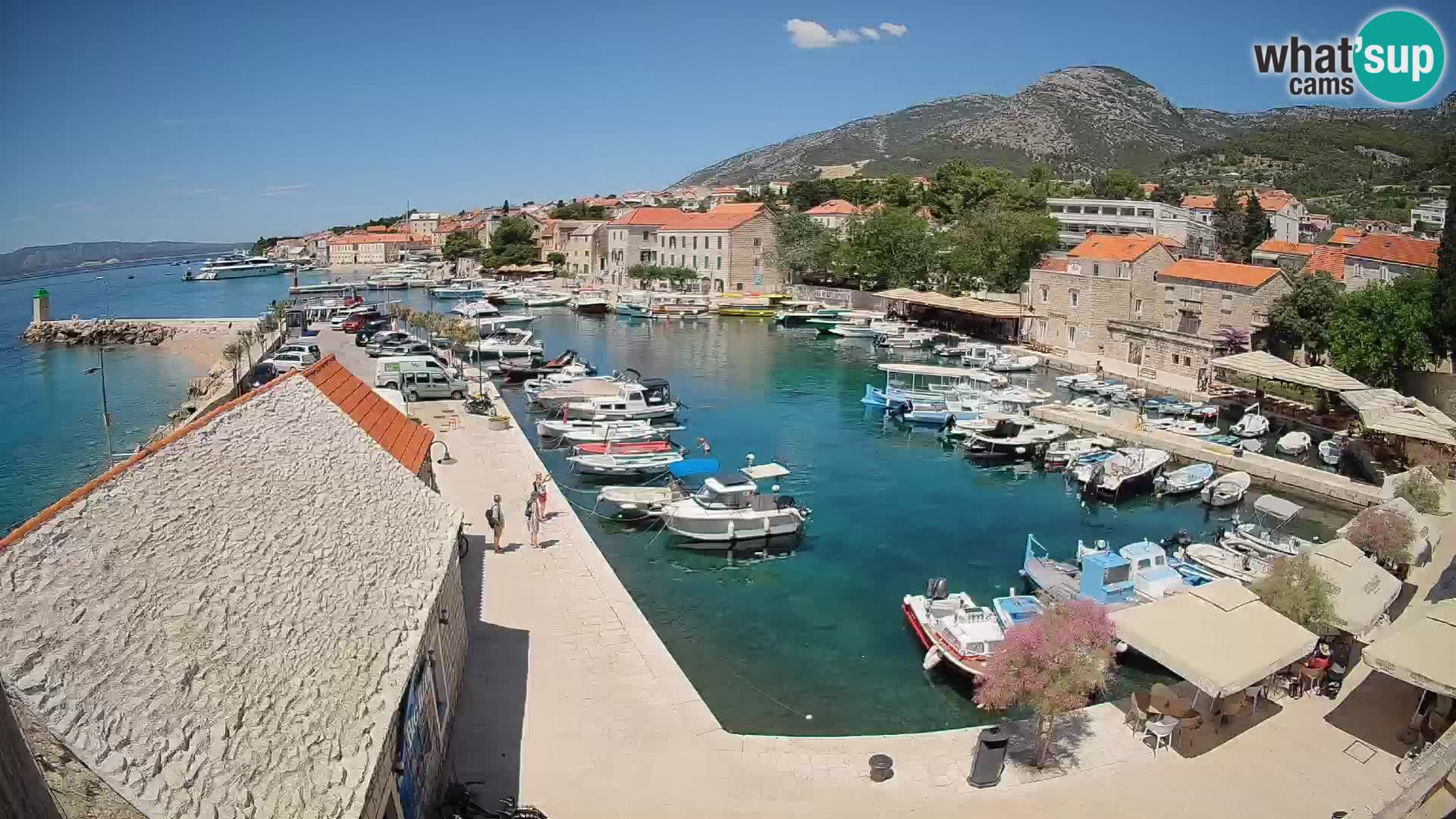 Spletna kamera Bol pristanišče – Pogled v živo na Rivo in marino