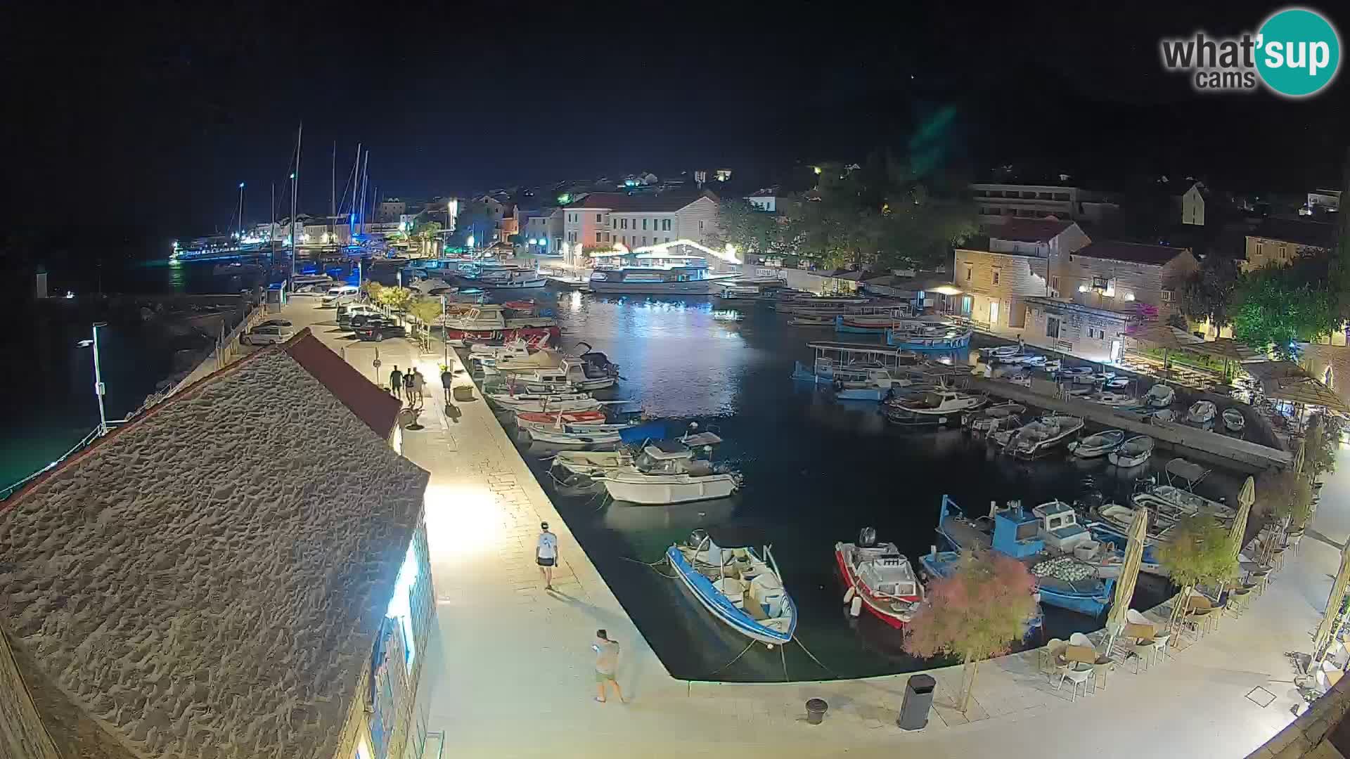 Spletna kamera Bol pristanišče – Pogled v živo na Rivo in marino