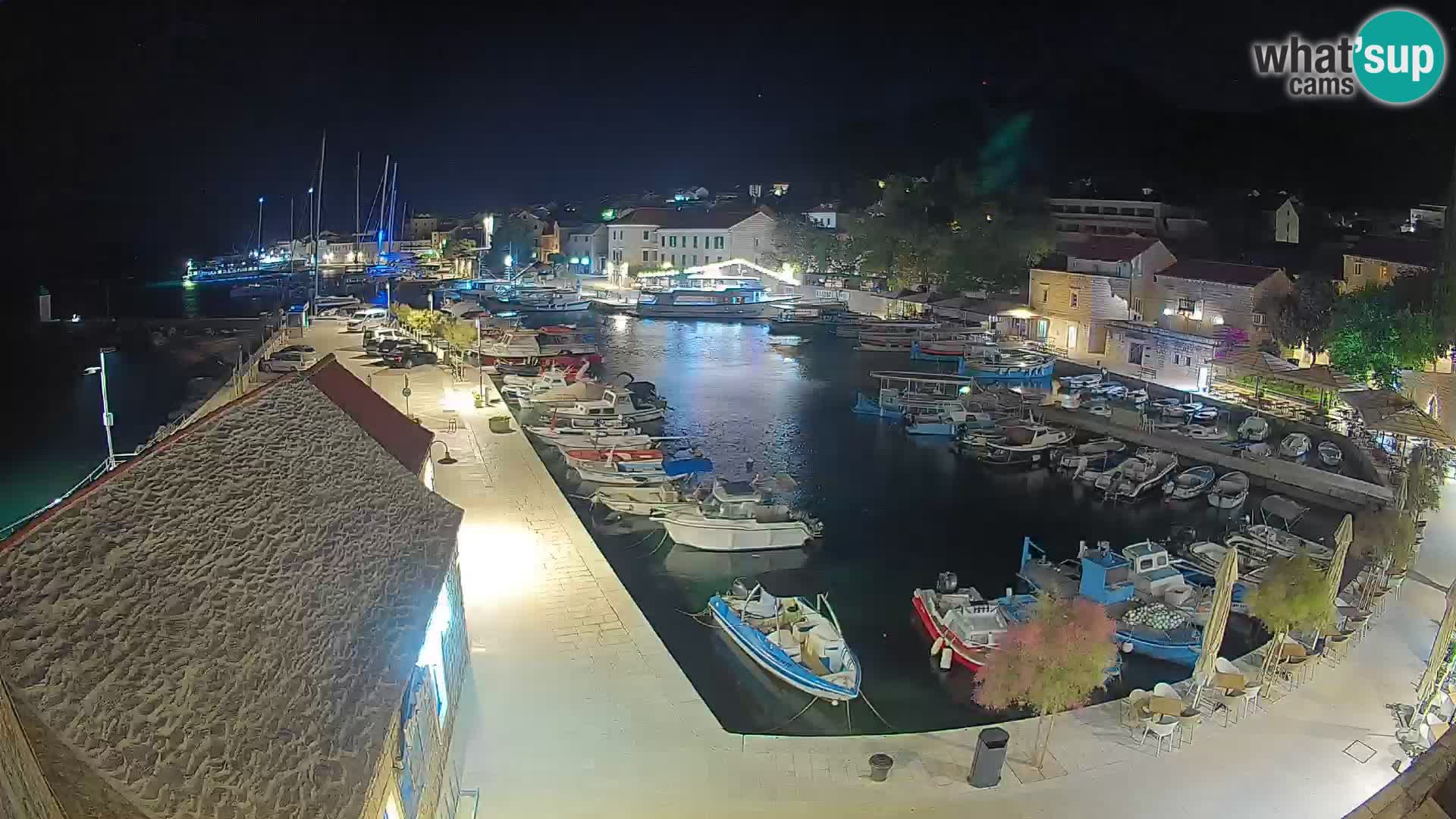 Spletna kamera Bol pristanišče – Pogled v živo na Rivo in marino
