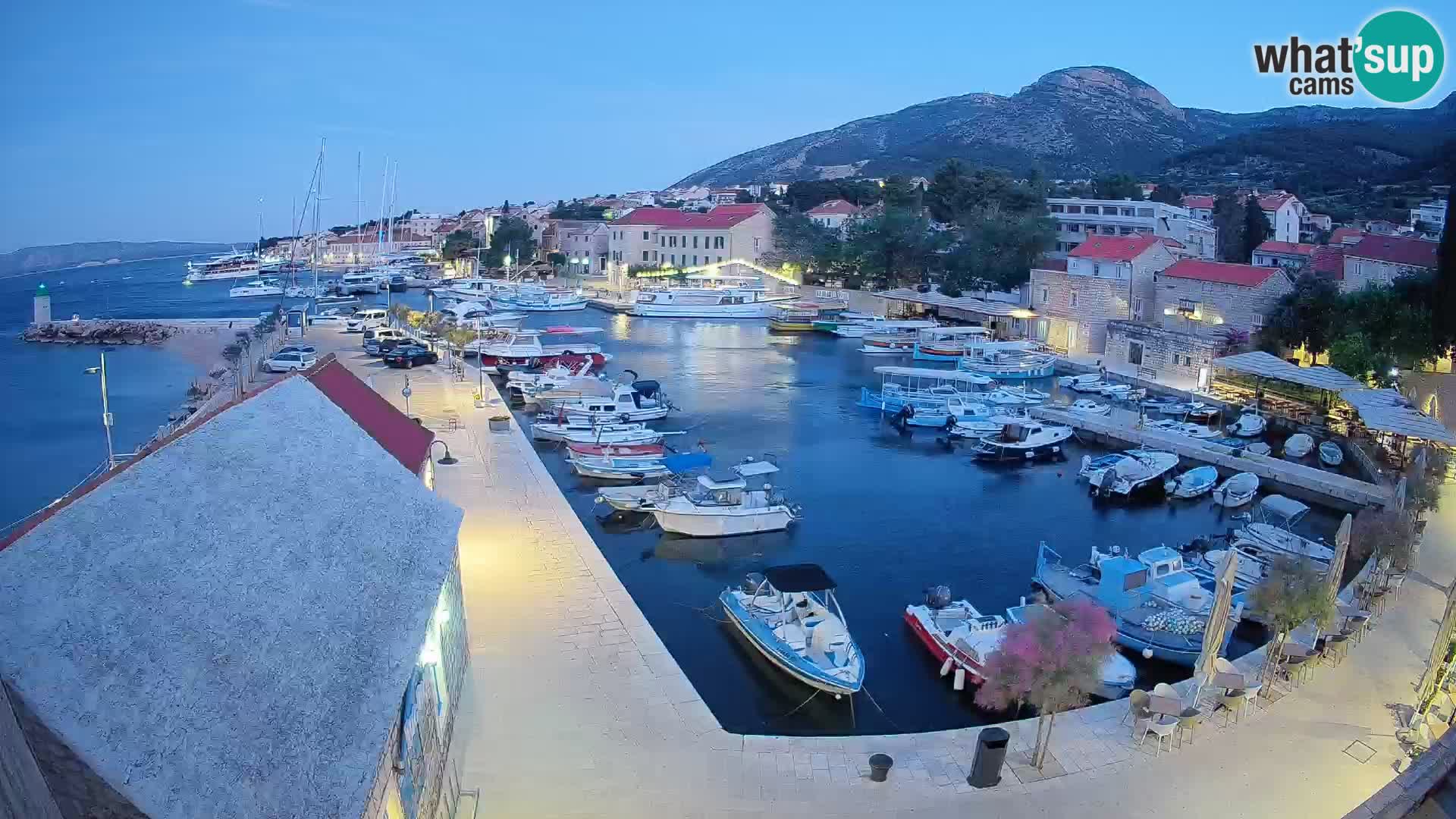 Web kamera Bol Riva – Pogled uživo na luku i marinu