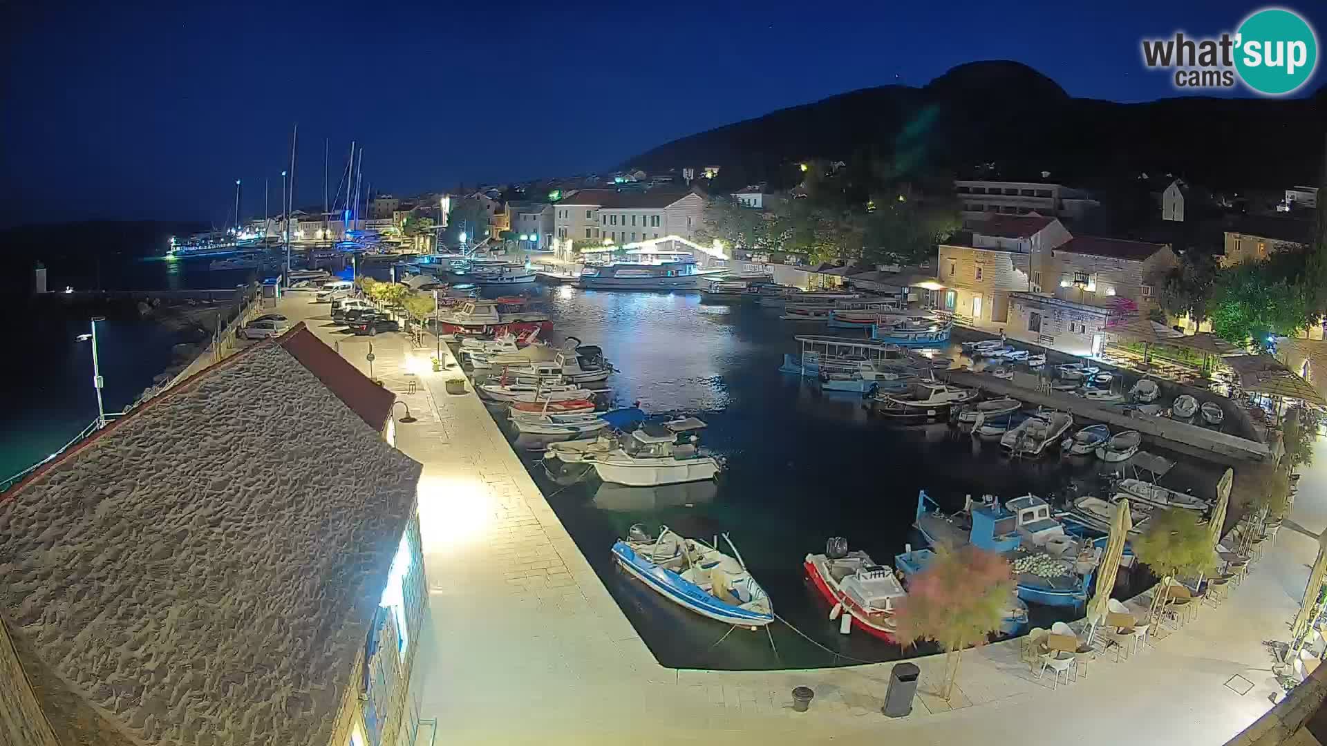 Spletna kamera Bol pristanišče – Pogled v živo na Rivo in marino