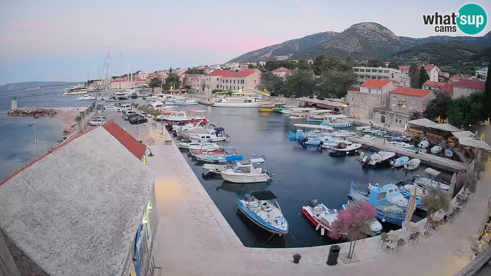 Spletna kamera Bol pristanišče – Pogled v živo na Rivo in marino