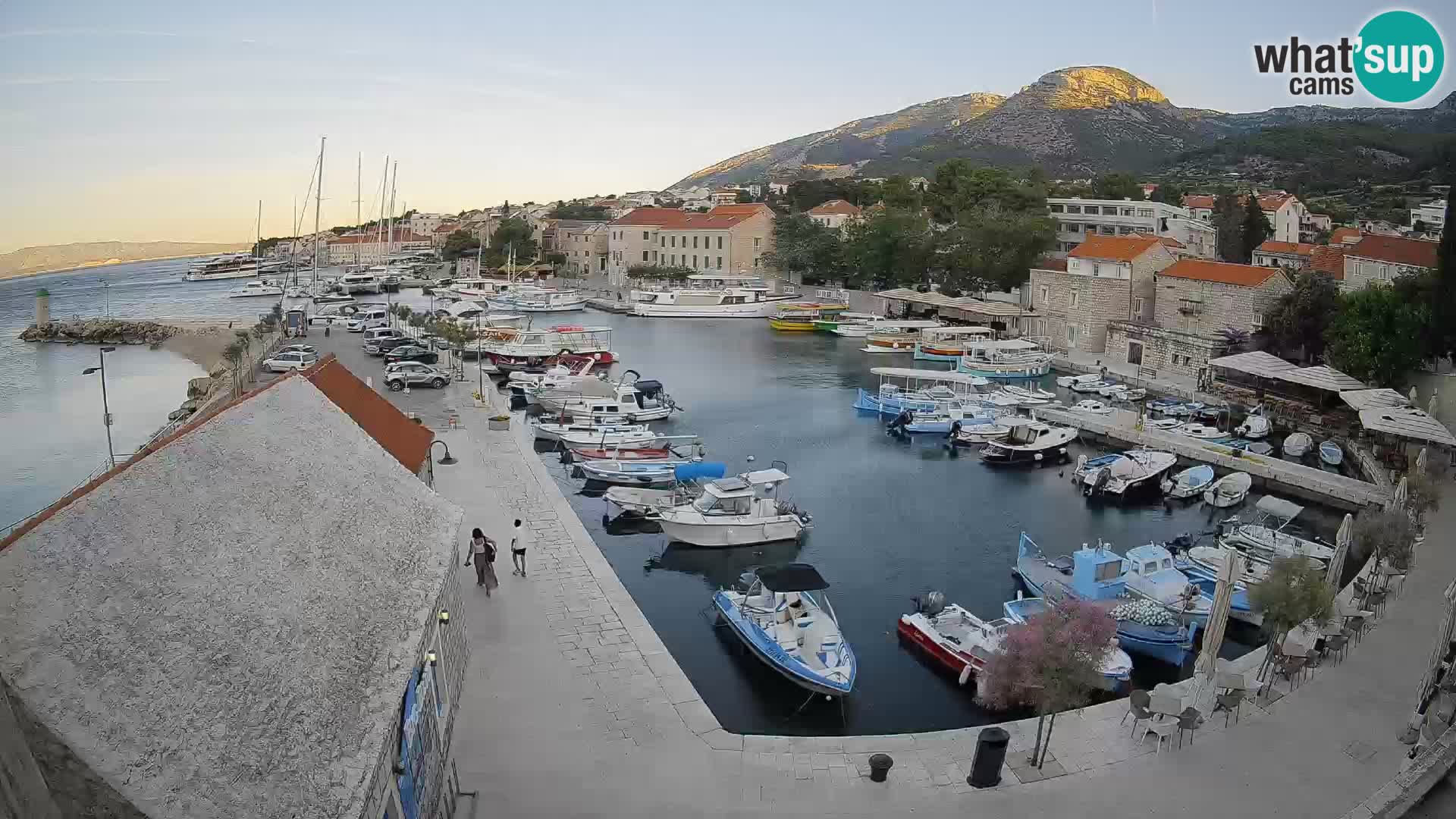 Web kamera Bol Riva – Pogled uživo na luku i marinu
