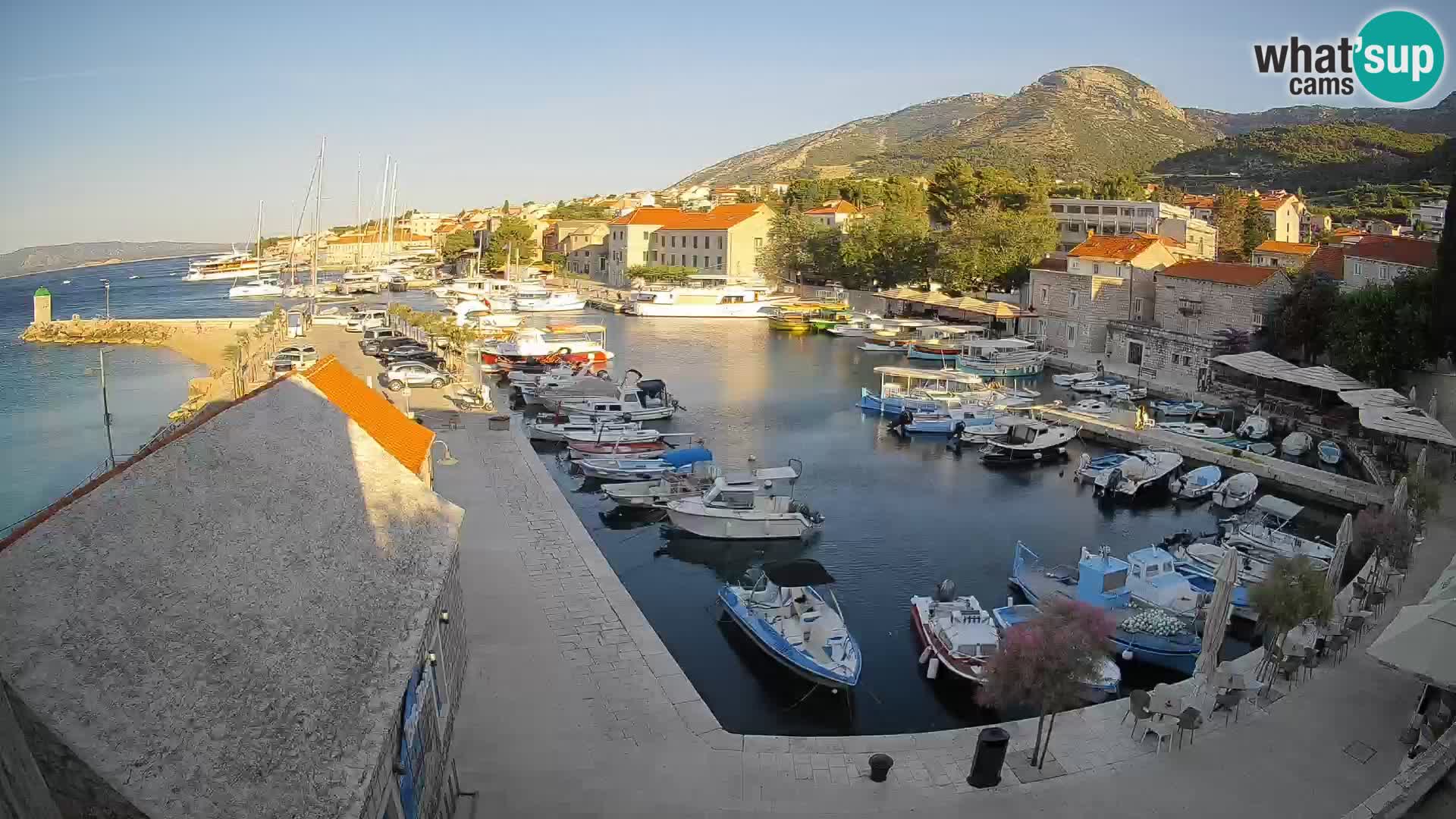 Spletna kamera Bol pristanišče – Pogled v živo na Rivo in marino
