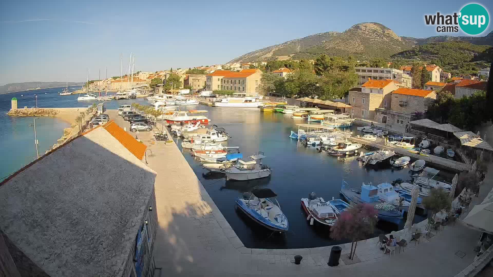 Spletna kamera Bol pristanišče – Pogled v živo na Rivo in marino