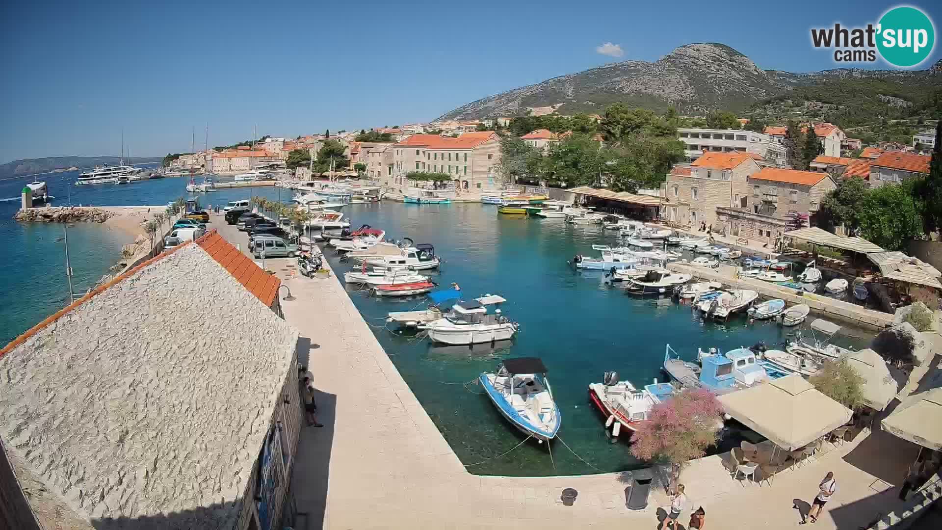 Spletna kamera Bol pristanišče – Pogled v živo na Rivo in marino