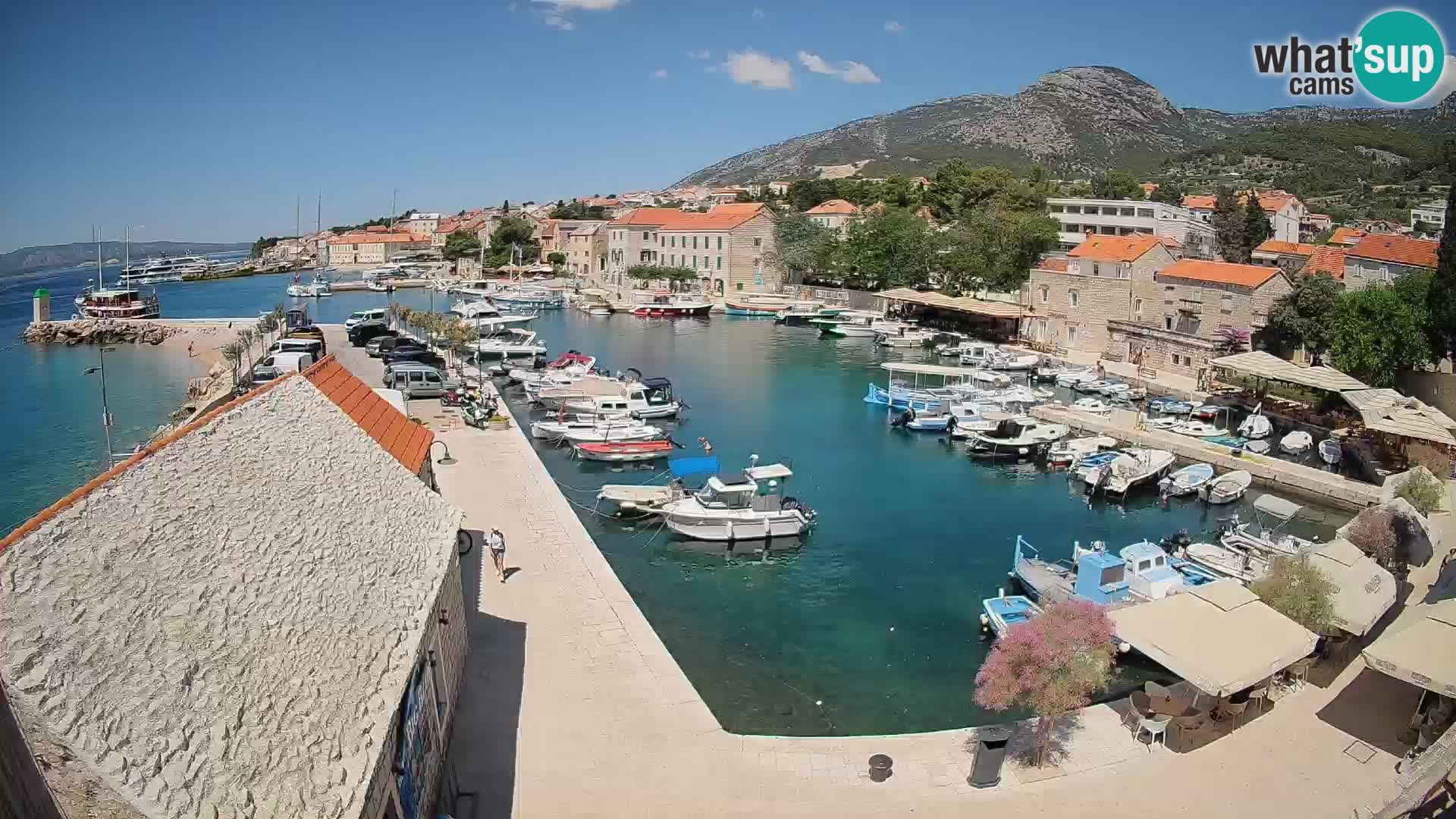 Spletna kamera Bol pristanišče – Pogled v živo na Rivo in marino
