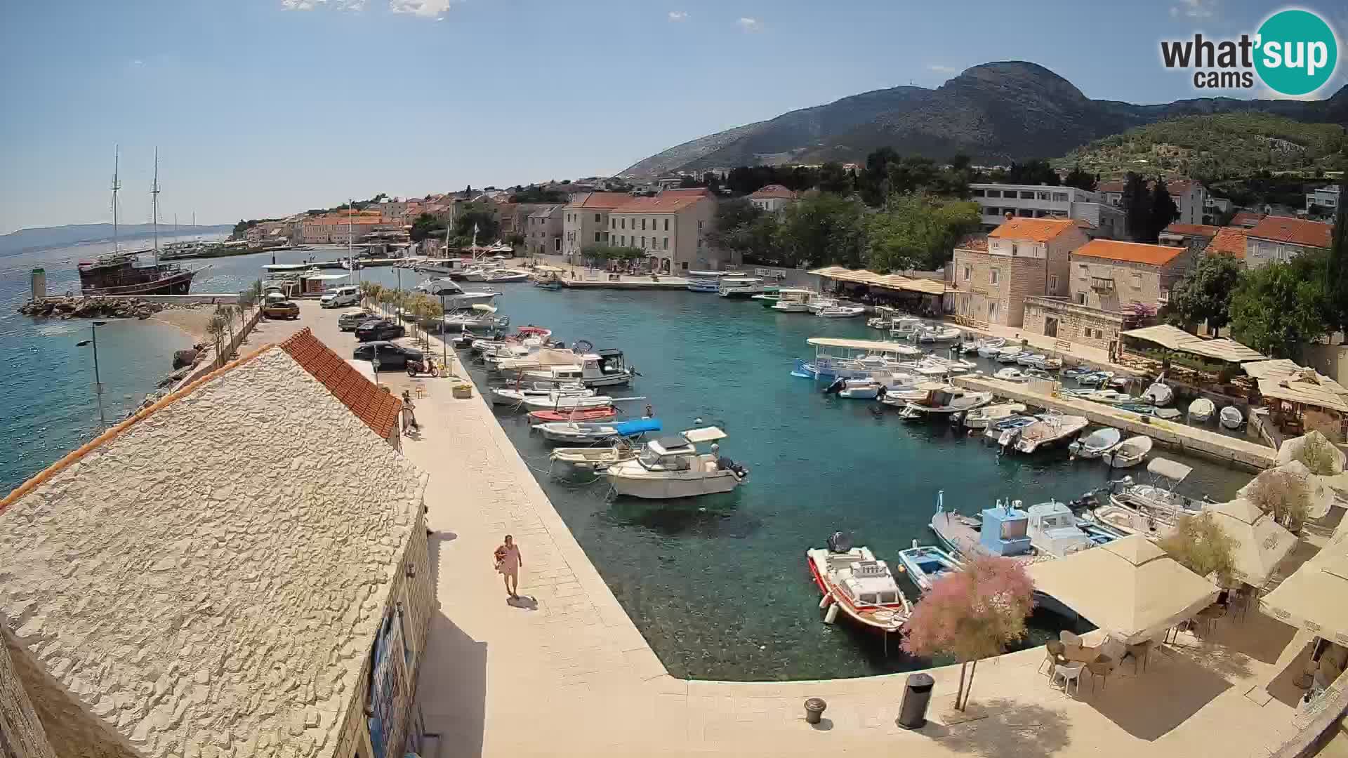 Spletna kamera Bol pristanišče – Pogled v živo na Rivo in marino
