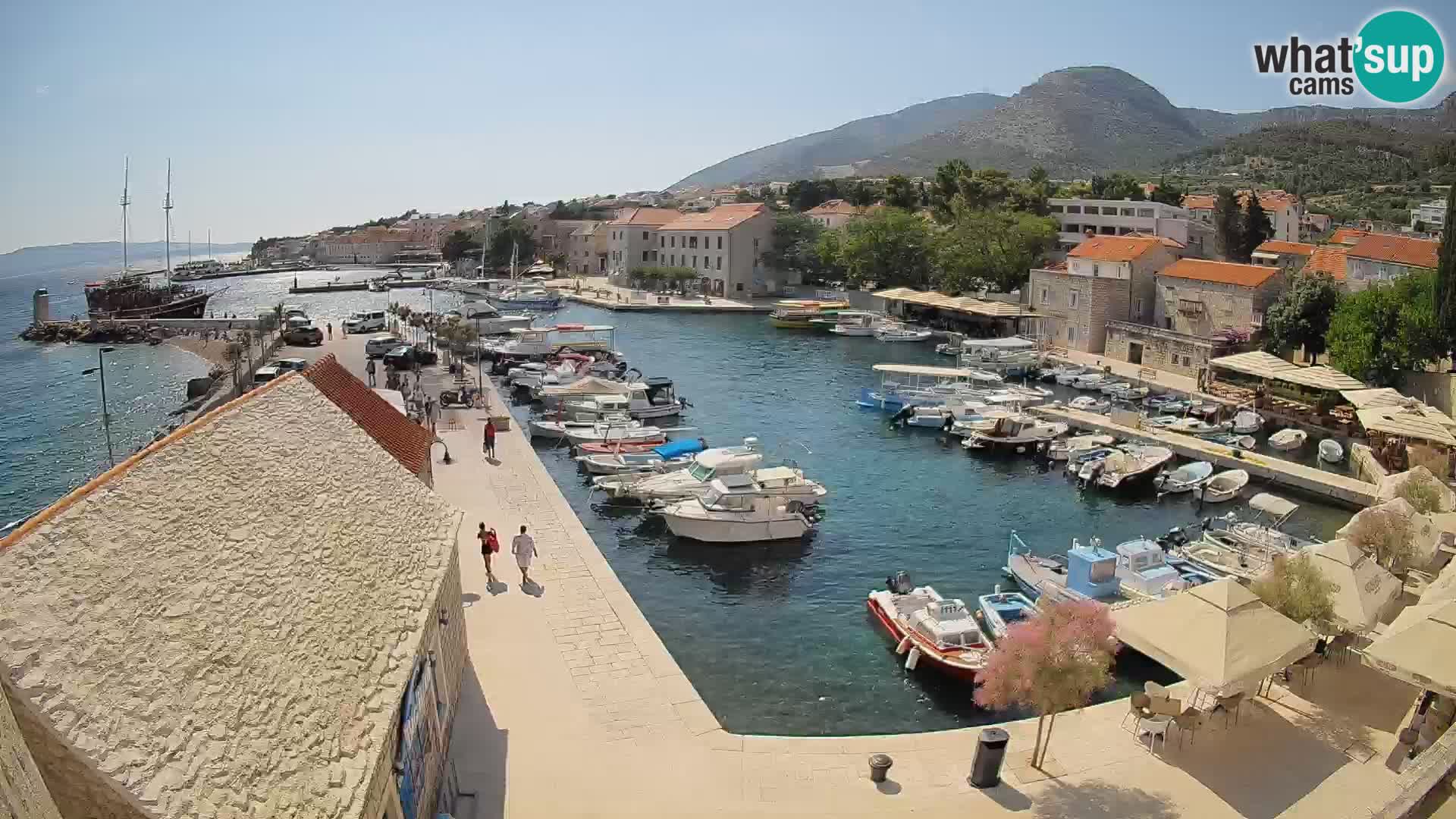 Web kamera Bol Riva – Pogled uživo na luku i marinu