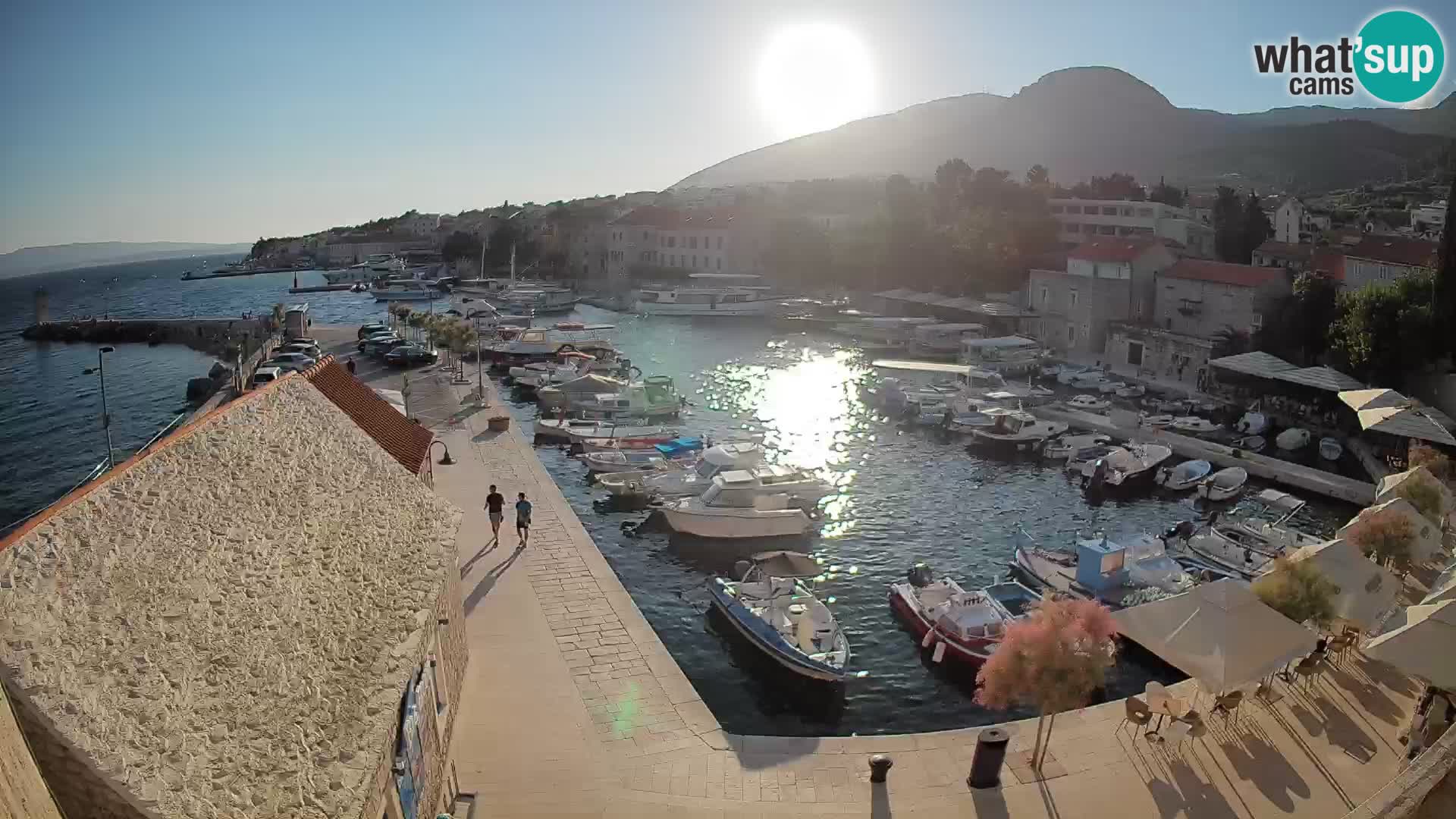 Web kamera Bol Riva – Pogled uživo na luku i marinu