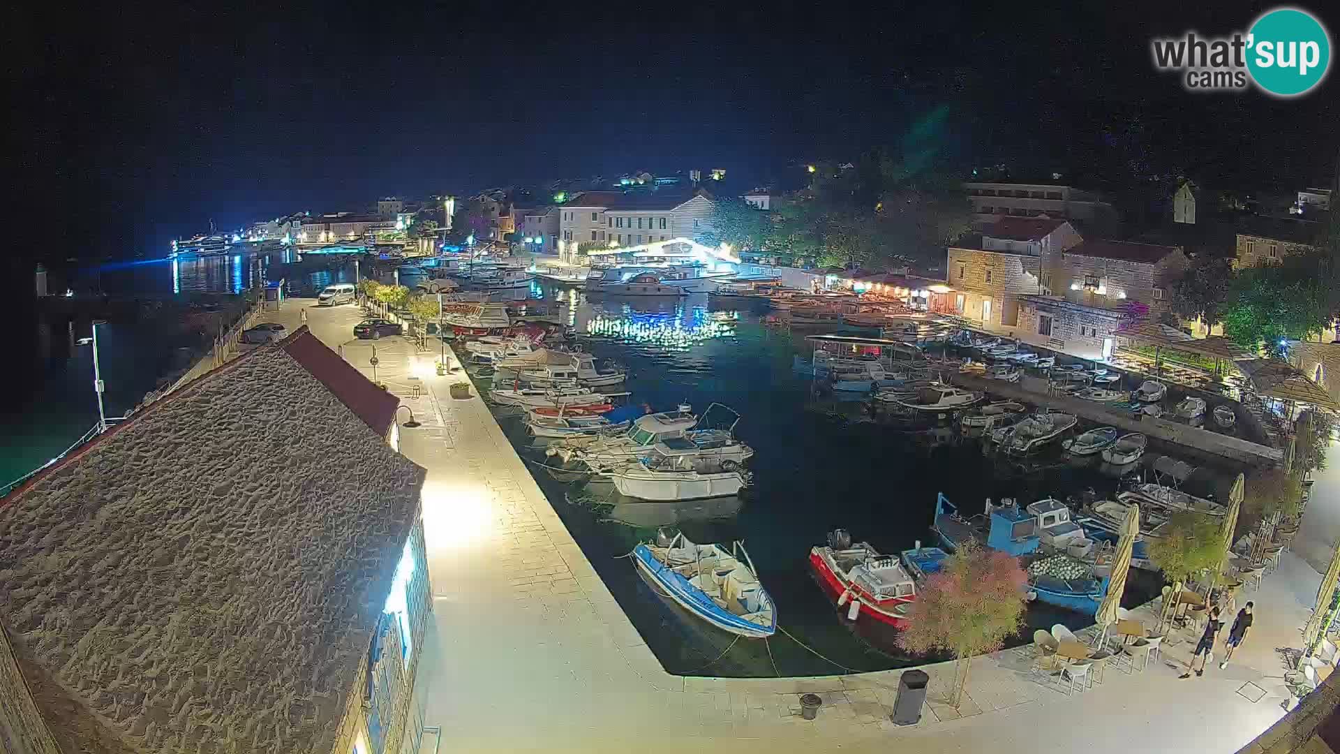Spletna kamera Bol pristanišče – Pogled v živo na Rivo in marino
