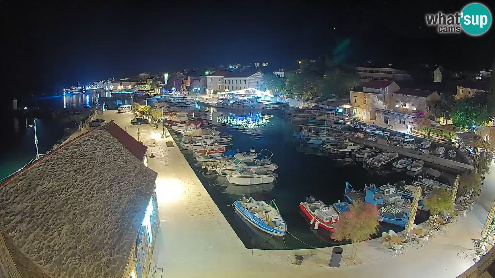 Spletna kamera Bol pristanišče – Pogled v živo na Rivo in marino