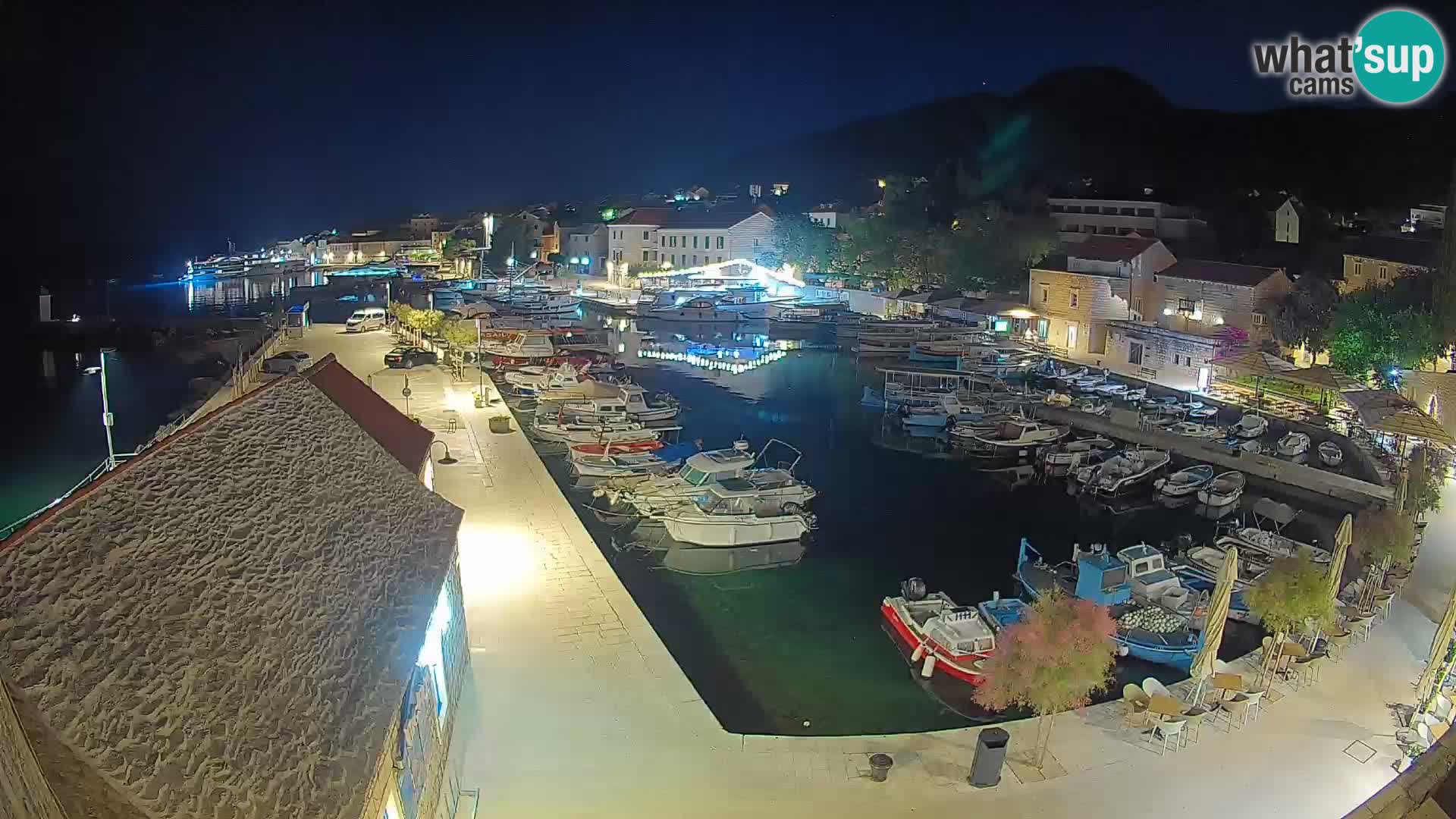 Spletna kamera Bol pristanišče – Pogled v živo na Rivo in marino
