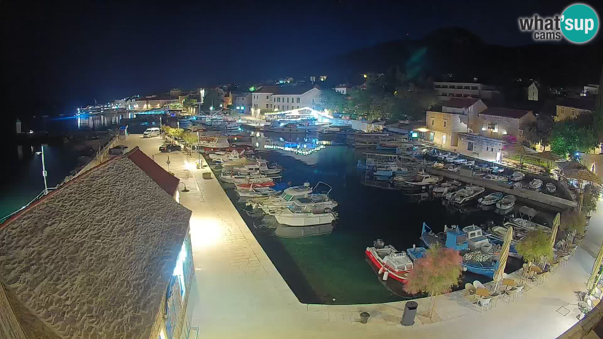 Spletna kamera Bol pristanišče – Pogled v živo na Rivo in marino