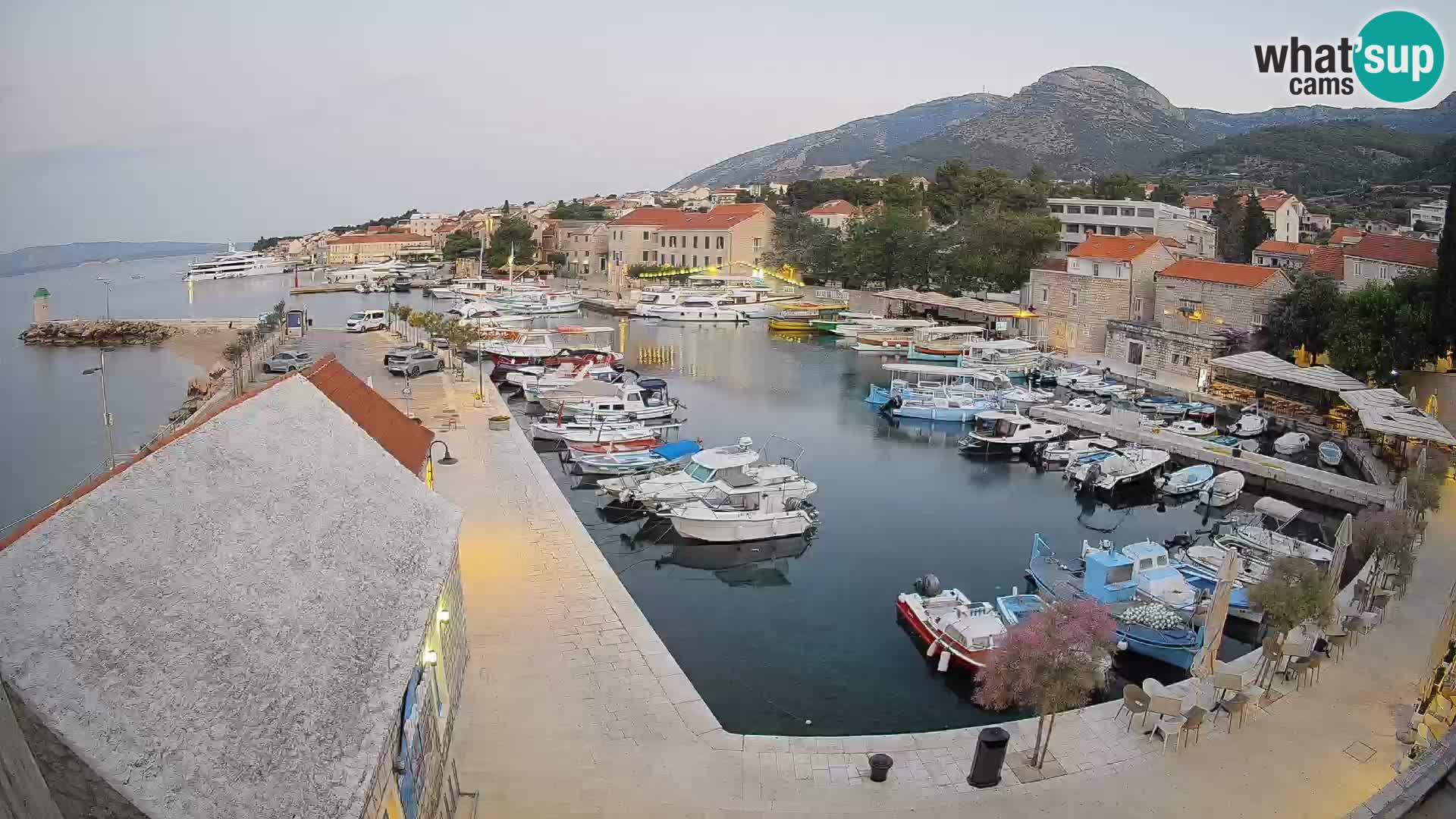 Web kamera Bol Riva – Pogled uživo na luku i marinu