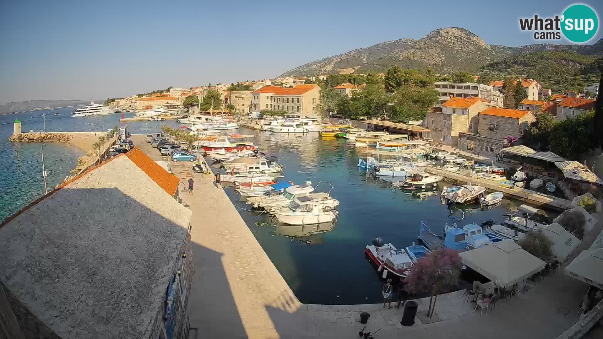 Web kamera Bol Riva – Pogled uživo na luku i marinu