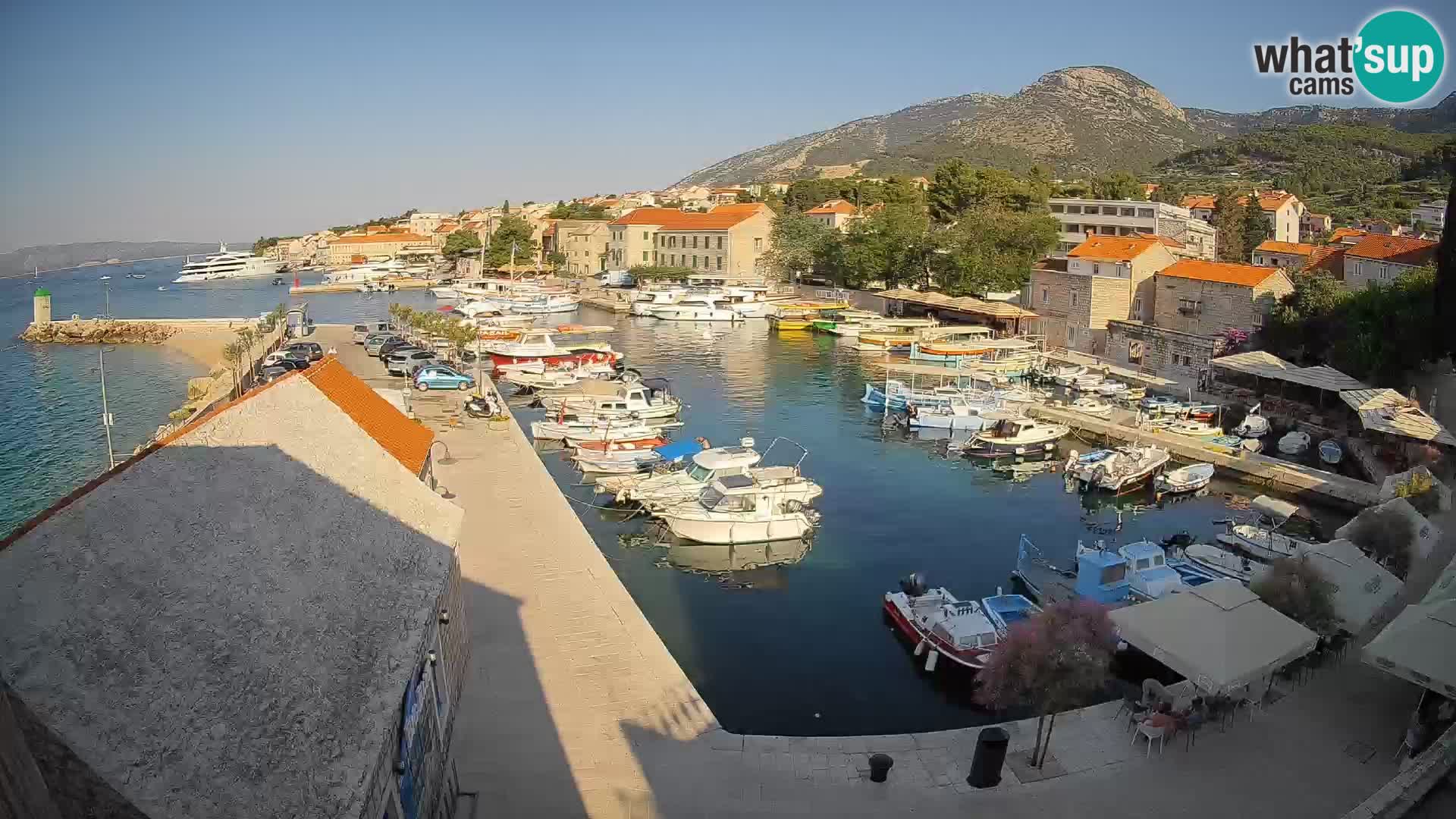 Web kamera Bol Riva – Pogled uživo na luku i marinu