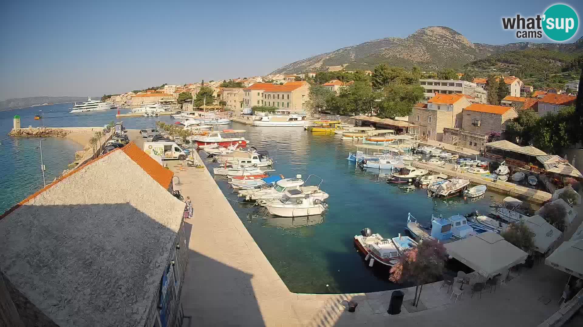 Spletna kamera Bol pristanišče – Pogled v živo na Rivo in marino