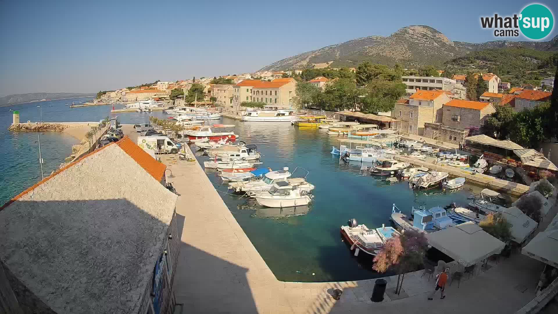 Spletna kamera Bol pristanišče – Pogled v živo na Rivo in marino