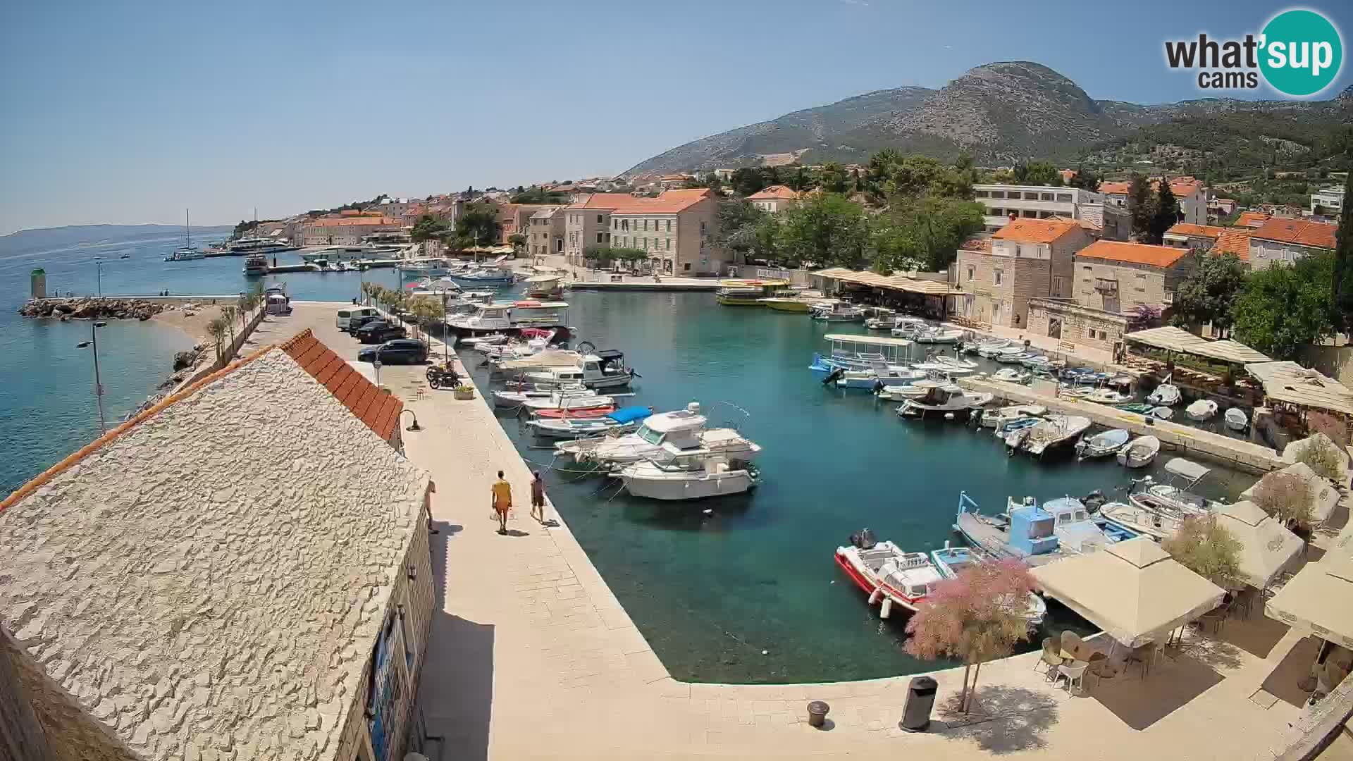 Web kamera Bol Riva – Pogled uživo na luku i marinu