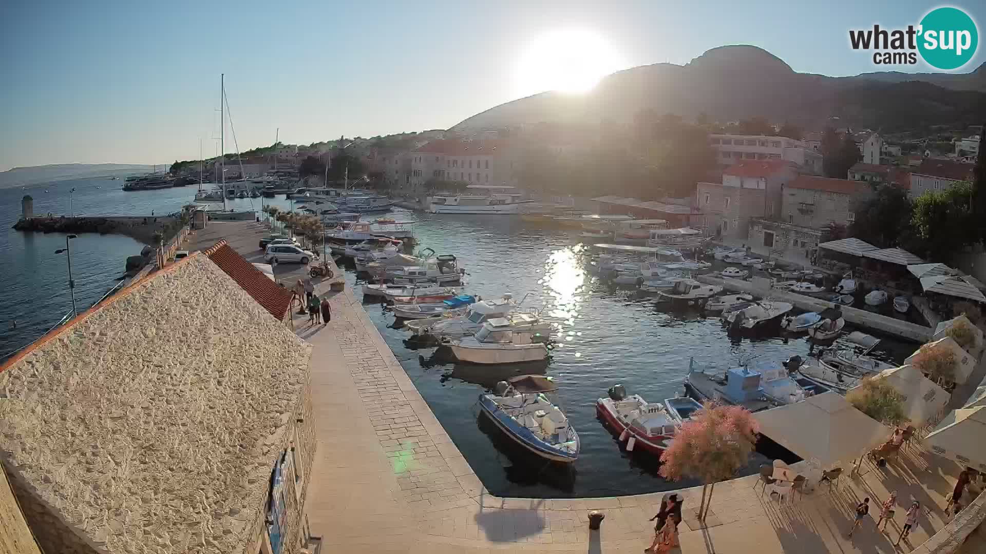 Spletna kamera Bol pristanišče – Pogled v živo na Rivo in marino