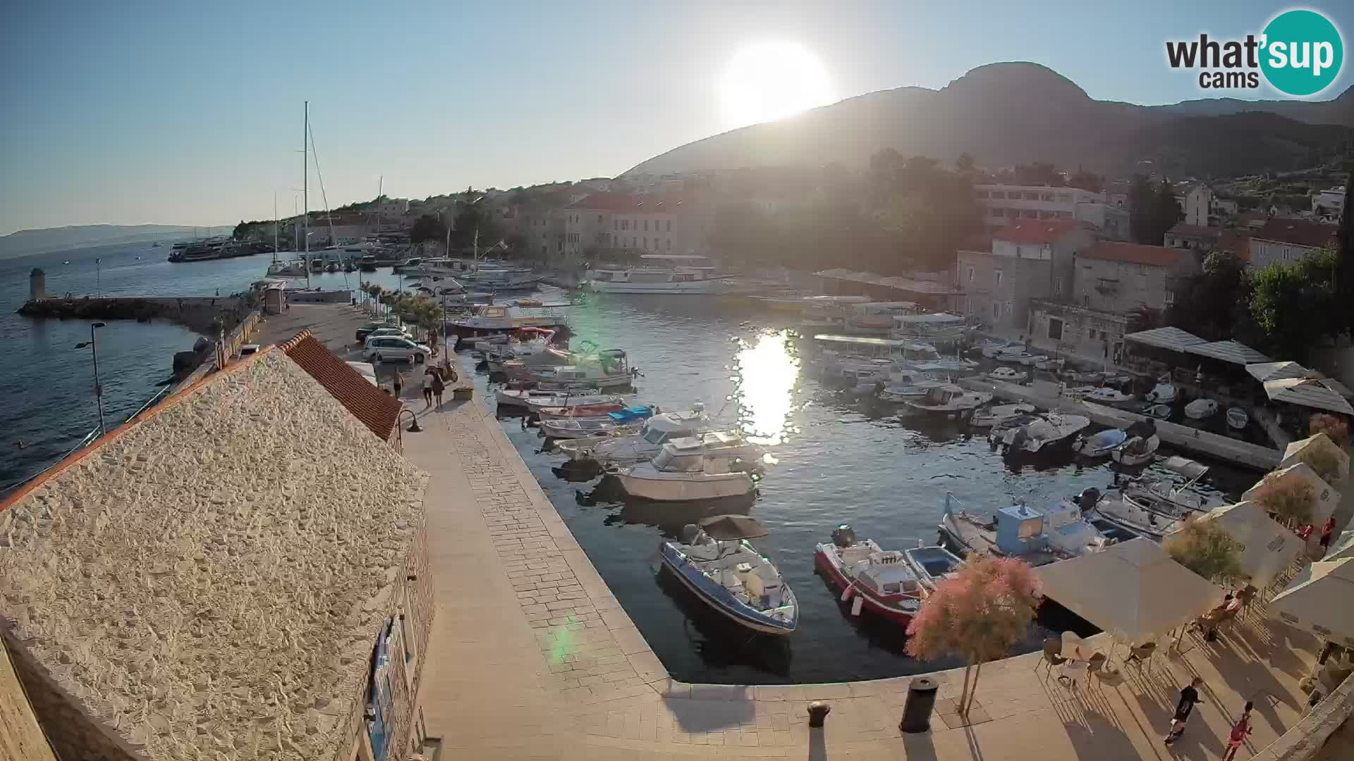Spletna kamera Bol pristanišče – Pogled v živo na Rivo in marino