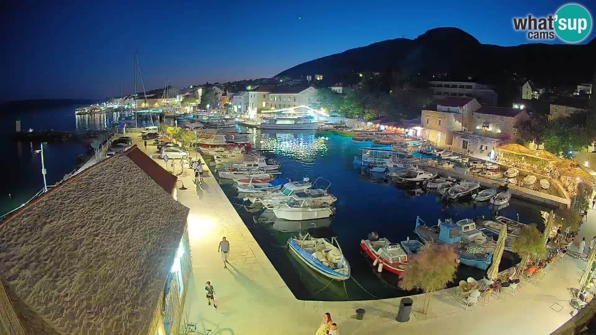 Web kamera Bol Riva – Pogled uživo na luku i marinu