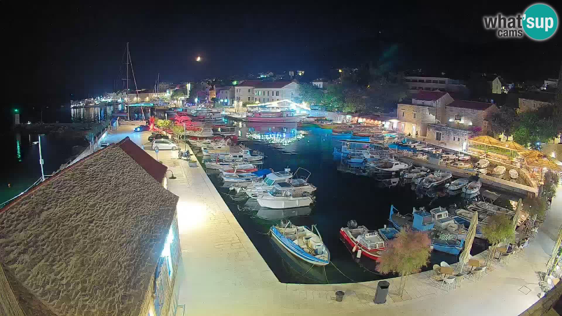 Web kamera Bol Riva – Pogled uživo na luku i marinu